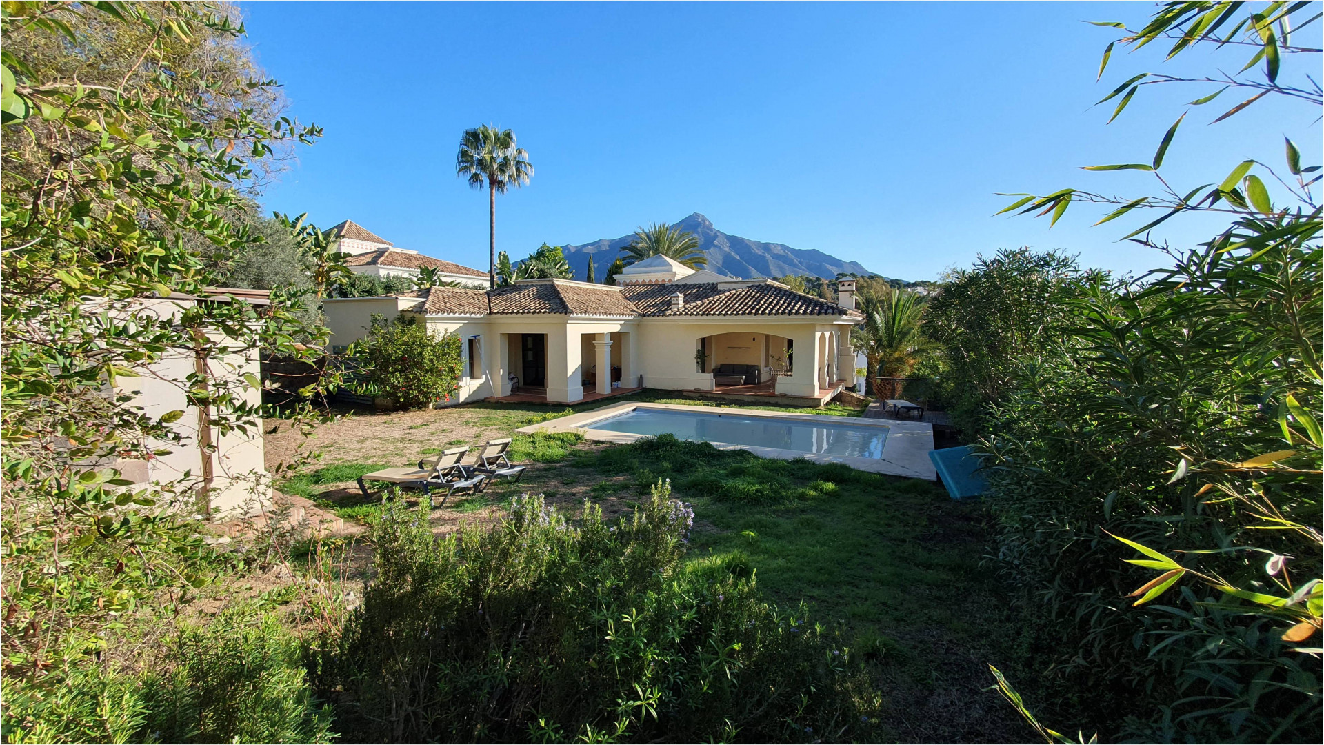 Exquisita villa en el corazón del Valle del Golf.