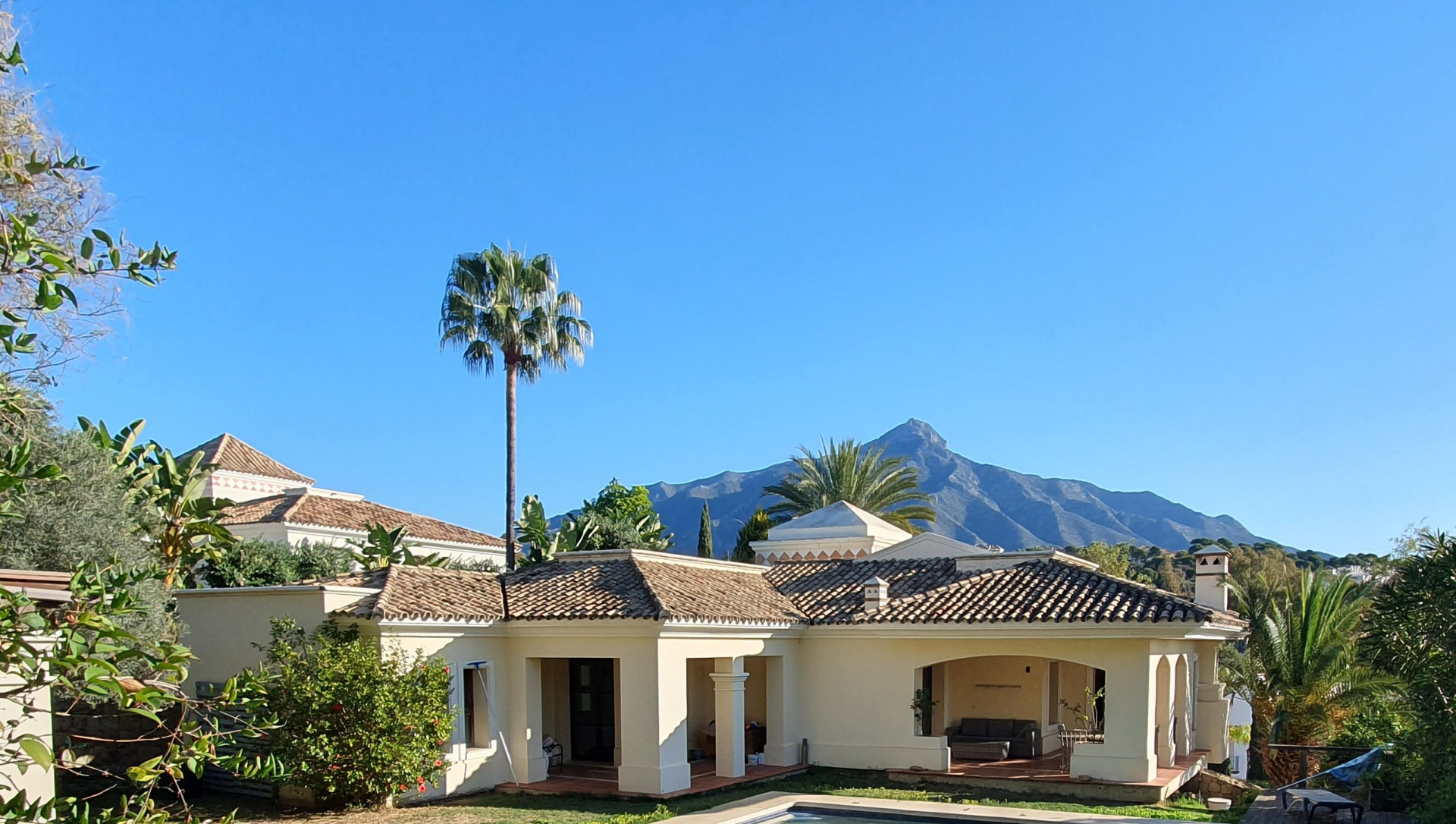 Exquisita villa en el corazón del Valle del Golf.