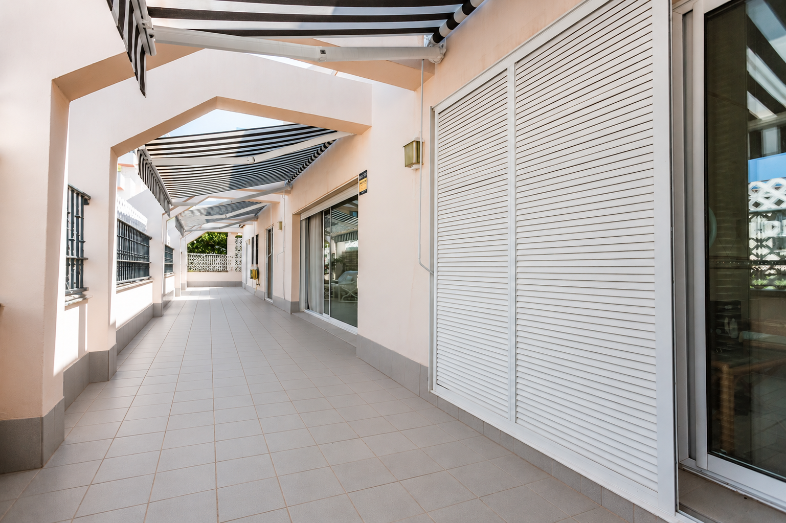 A spacious manor apartment in the heart of Marbella, filled with natural light and featuring an exceptional terrace.