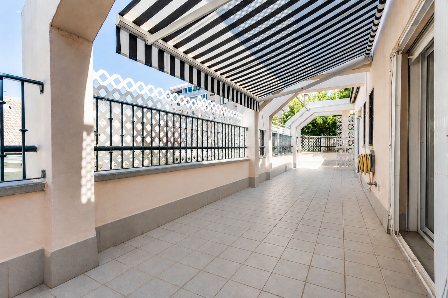A spacious manor apartment in the heart of Marbella, filled with natural light and featuring an exceptional terrace.