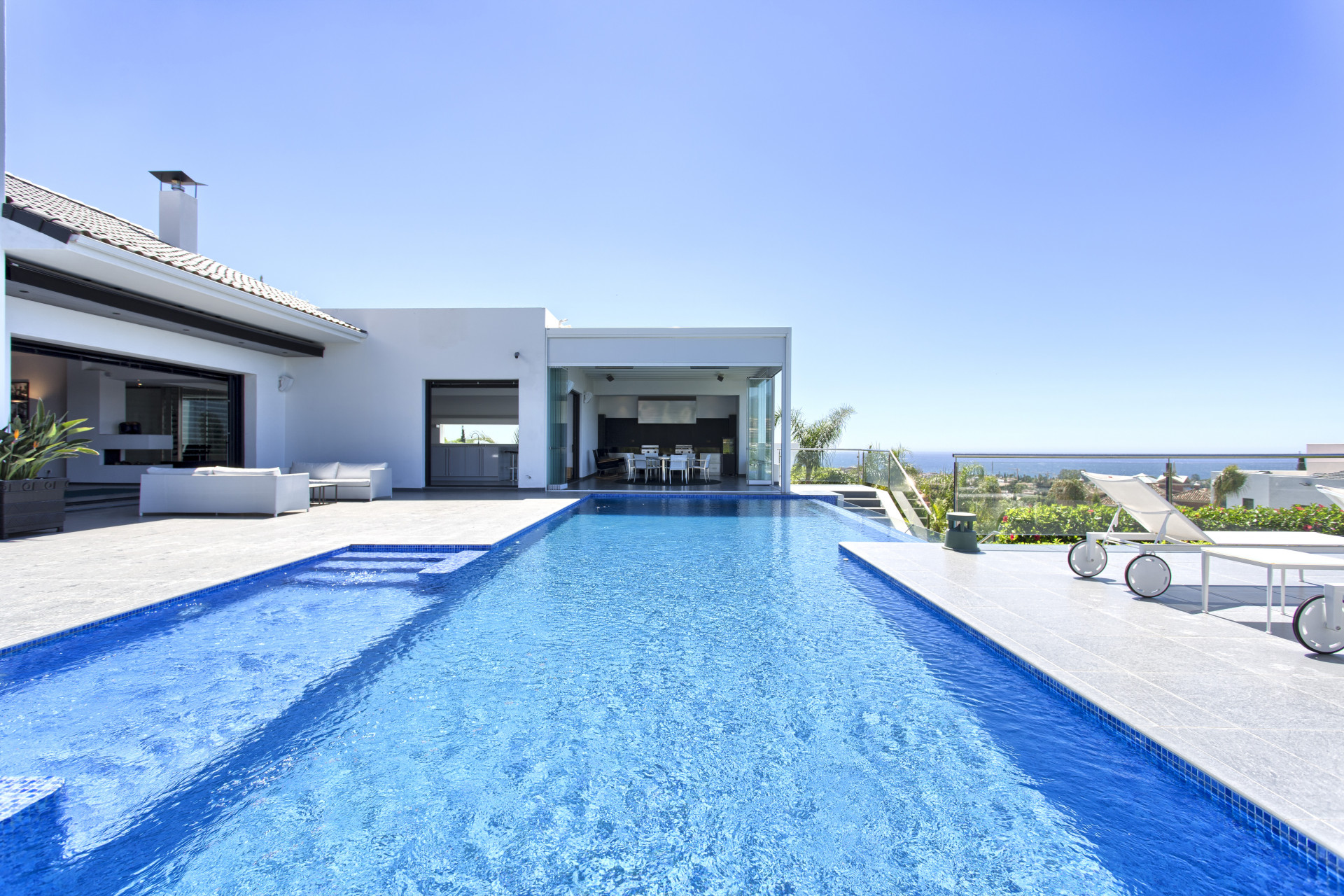 Espectacular villa contemporánea con vistas panorámicas al Mediterráneo en Los Flamingos, Benahavís.