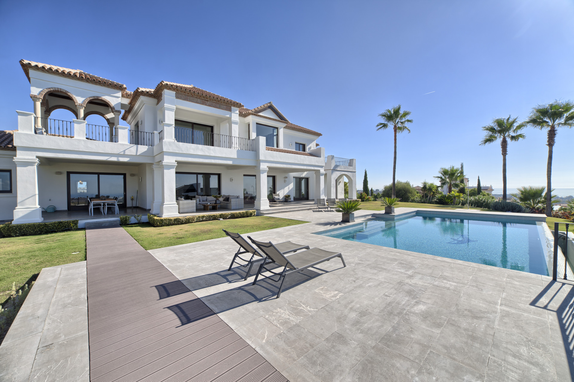 Villa de alta calidad construida con los más altos estándares situada en Los Flamingos Golf Resort, Benahavís.