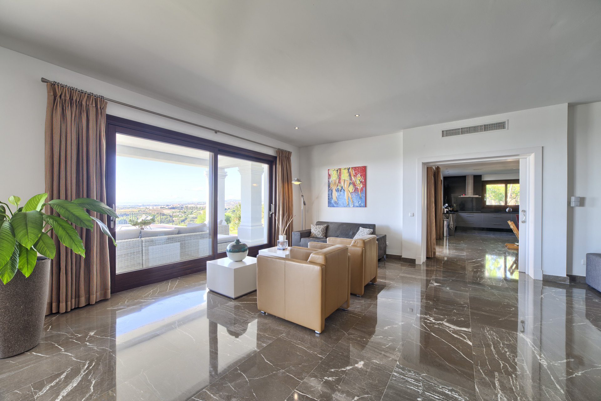 Villa de alta calidad construida con los más altos estándares situada en Los Flamingos Golf Resort, Benahavís.