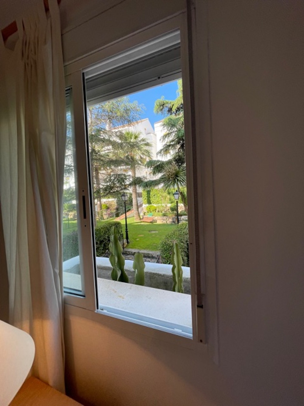 Alquiler LARGA TEMPORADA (HASTA JUNIO 2023)! Fantástico apartamento de 3 dormitorios en primera linea de Golf en Guadalmina Baja.