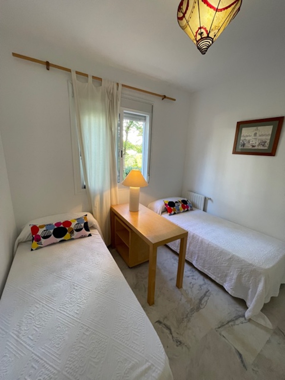Alquiler LARGA TEMPORADA (HASTA JUNIO 2023)! Fantástico apartamento de 3 dormitorios en primera linea de Golf en Guadalmina Baja.