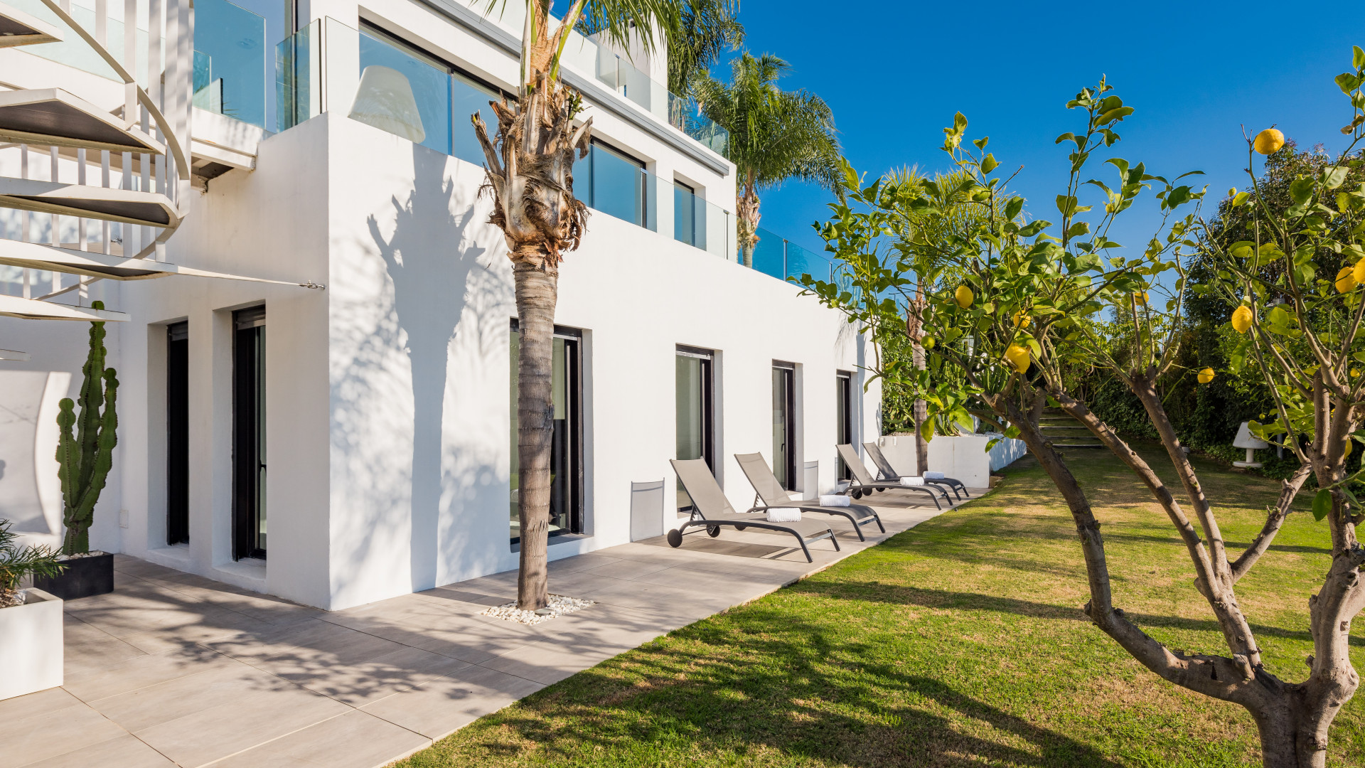 Modern luxury villa with stunning panoramic views in La Alqueria, Benahavis.