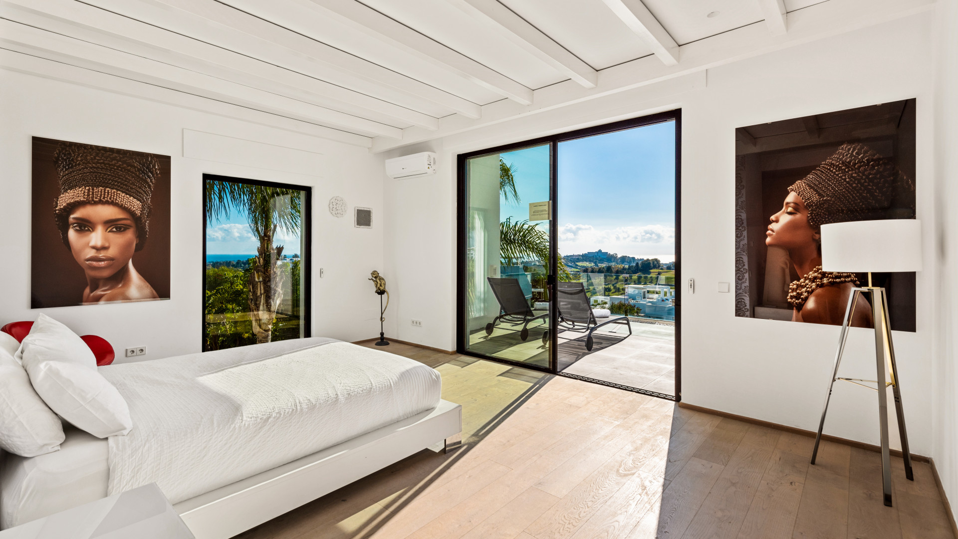 Villa moderna de lujo con impresionantes vistas panorámicas en La Alquería, Benahavís.