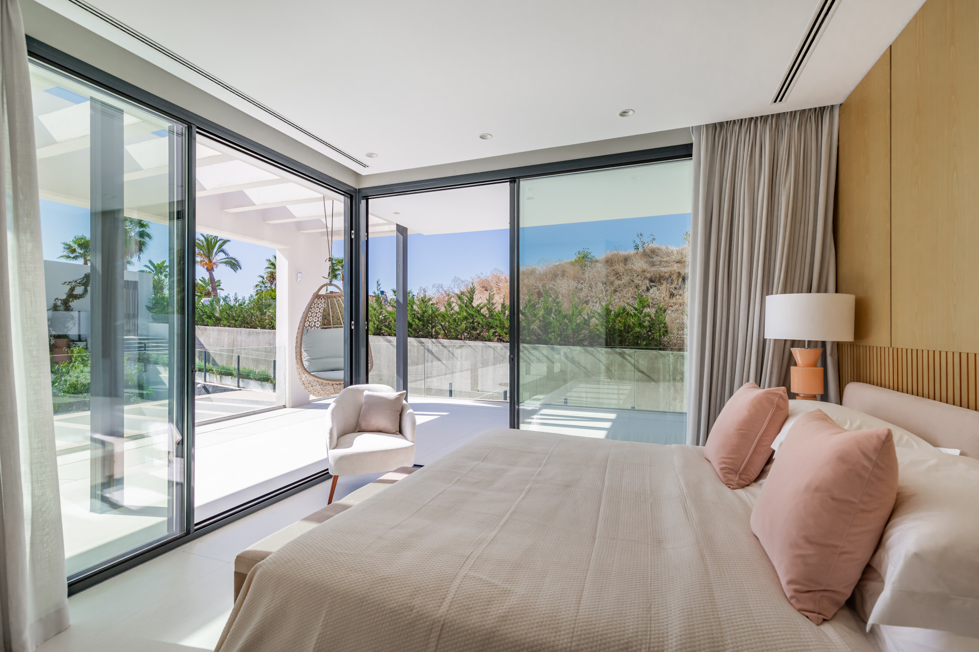 Excepcional villa contemporánea de 6 dormitorios en Nueva Andalucía, cerca de todas las comodidades y cerca del Club de Golf Los Naranjos.