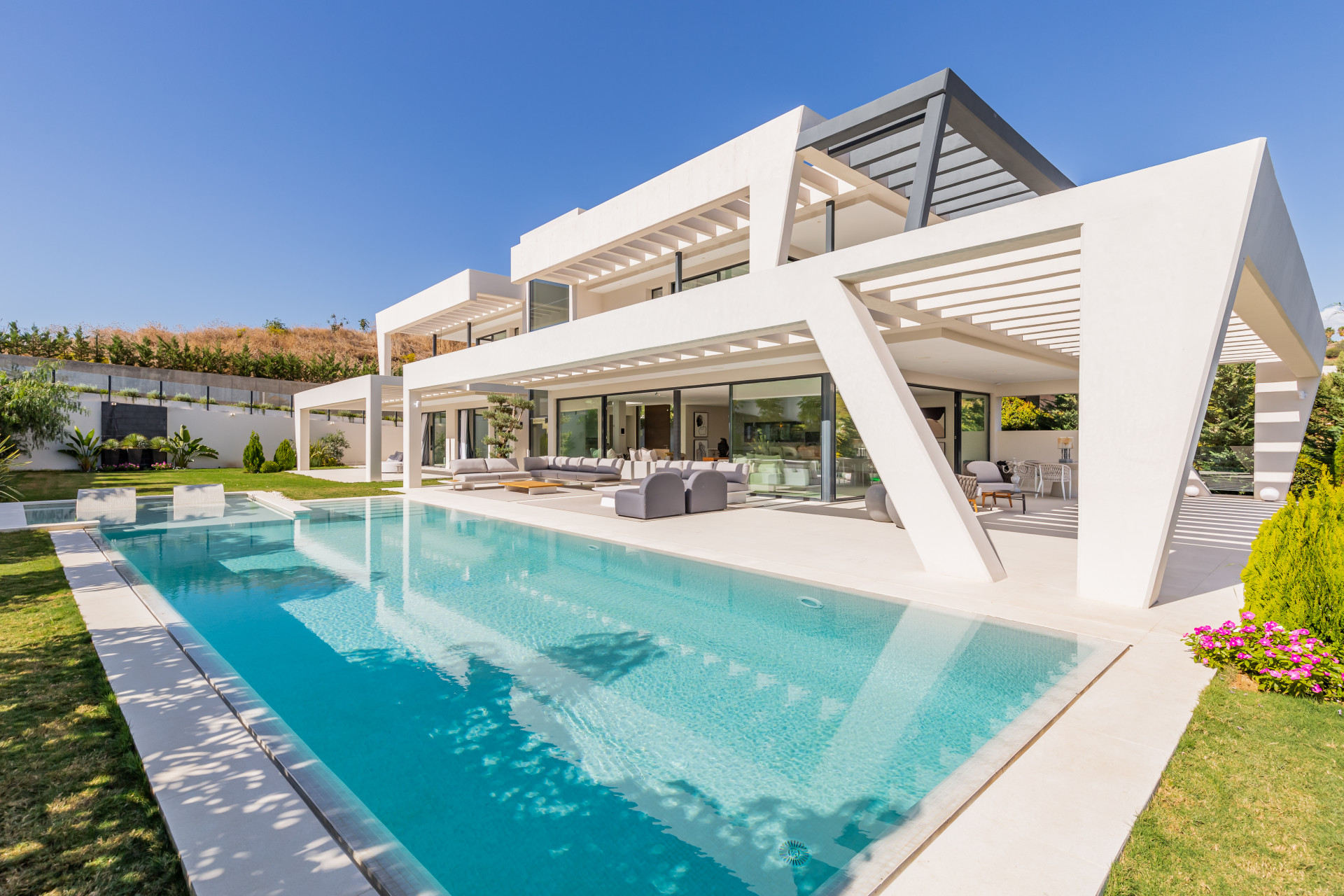 A superb contemporary 6 bedroom villa in Nueva Andalucia, close to all amenities and close to Los Naranjos Golf Club.