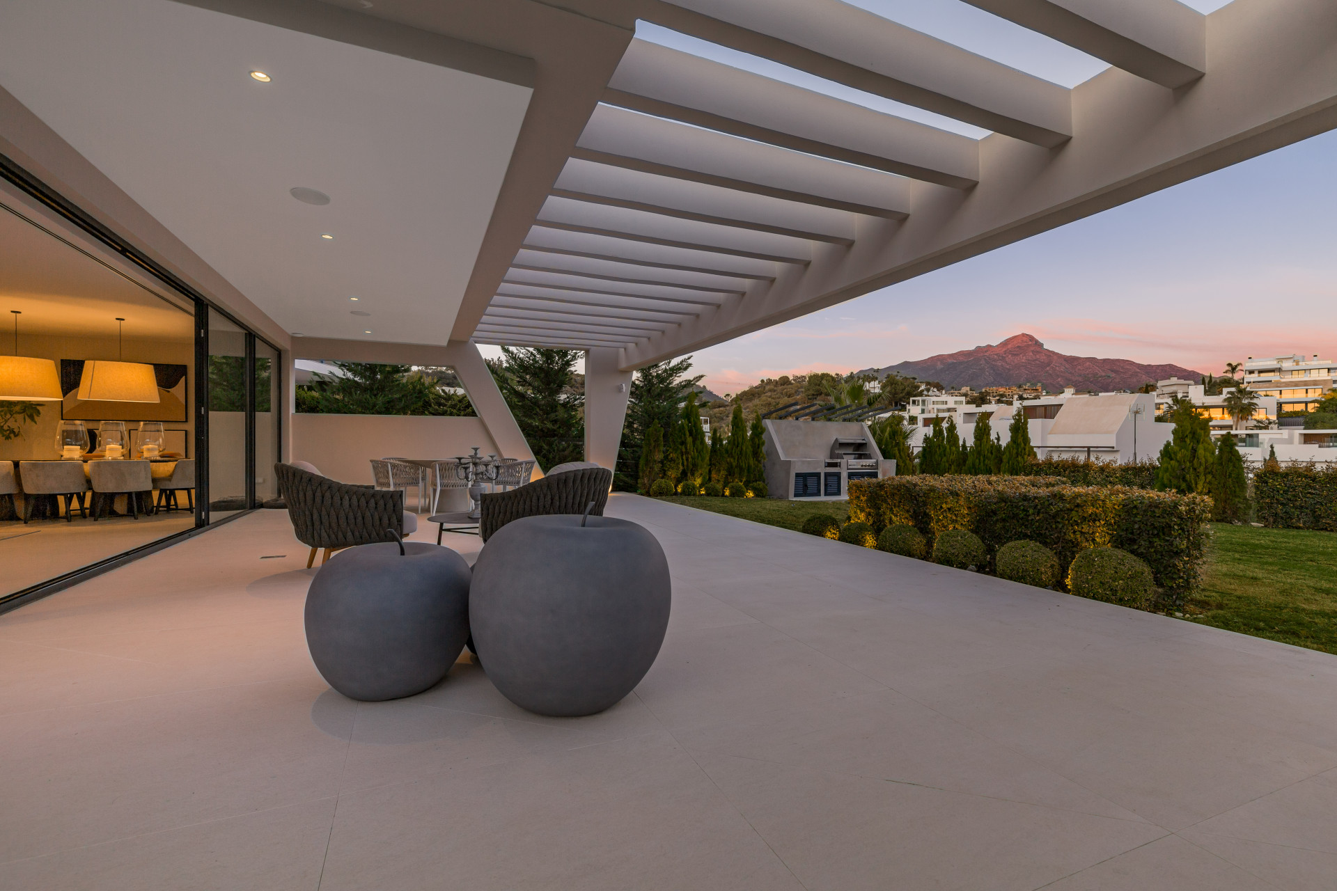 A superb contemporary 6 bedroom villa in Nueva Andalucia, close to all amenities and close to Los Naranjos Golf Club.