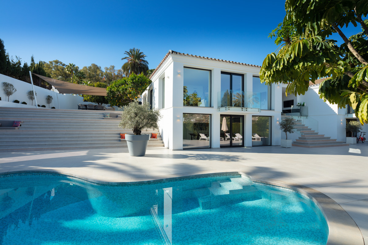 Stunning modern 4 bedroom villa in Las Brisas, Nueva Andalucia.