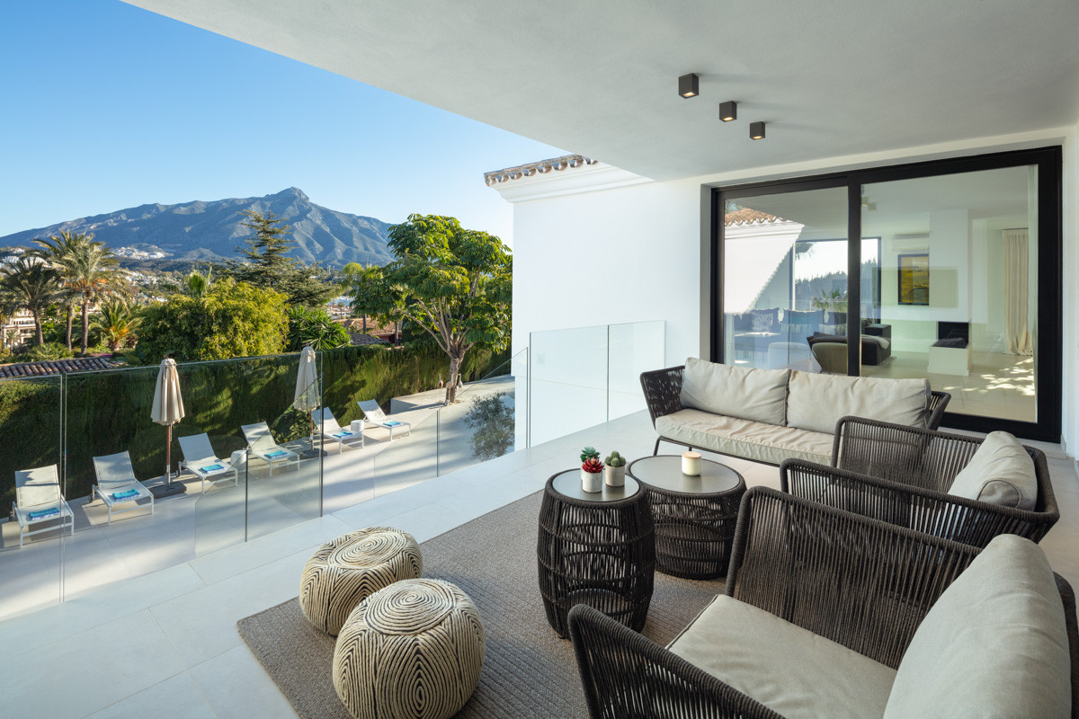 Stunning modern 4 bedroom villa in Las Brisas, Nueva Andalucia.