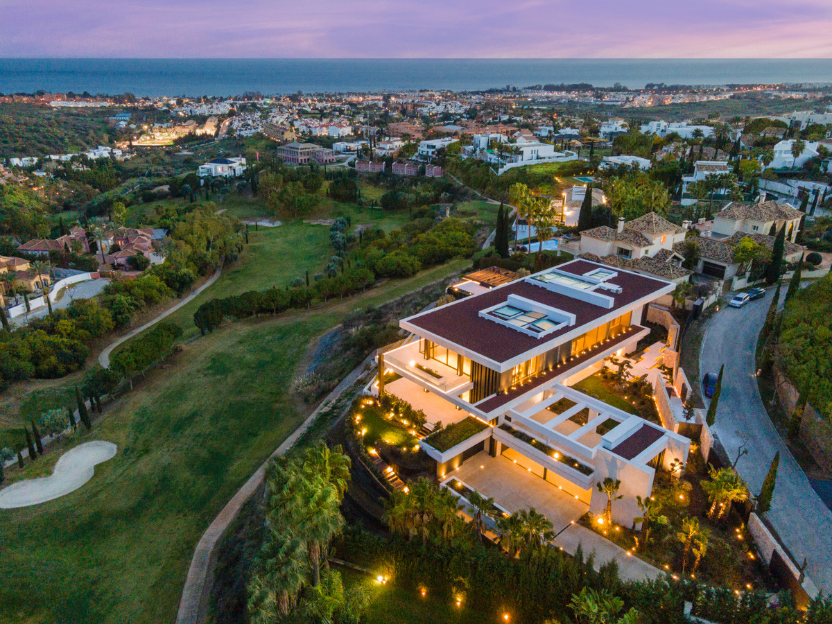 Luxurious and avant-garde frontline golf mansion in Los Flamingos, Benahavís.