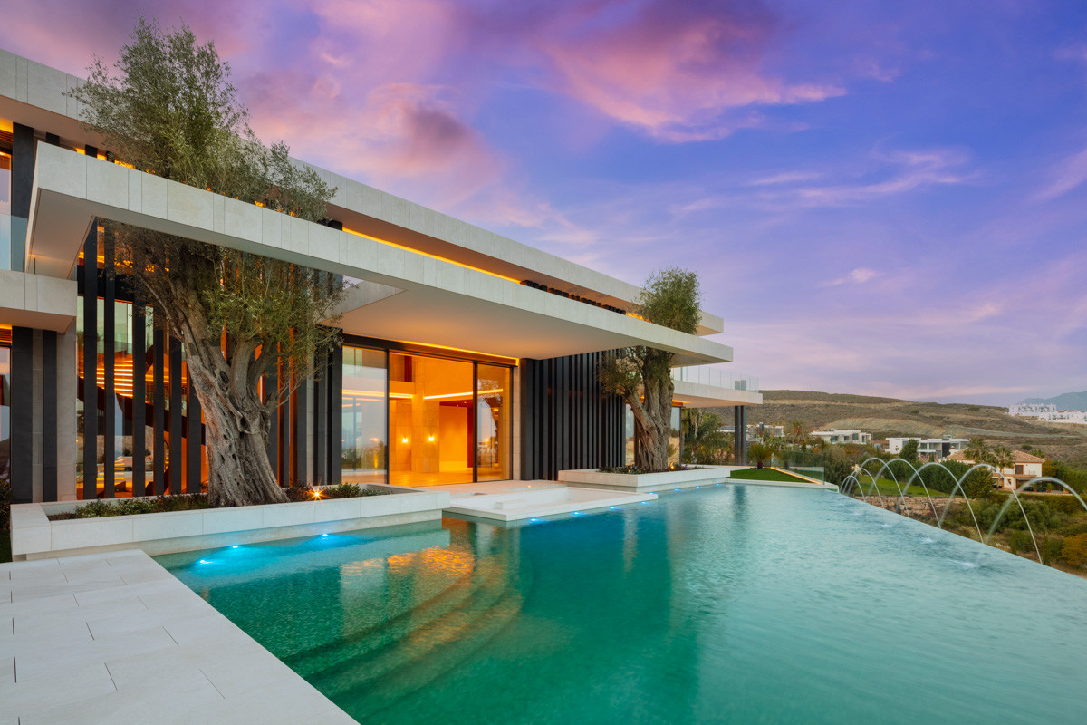 Luxurious and avant-garde frontline golf mansion in Los Flamingos, Benahavís.