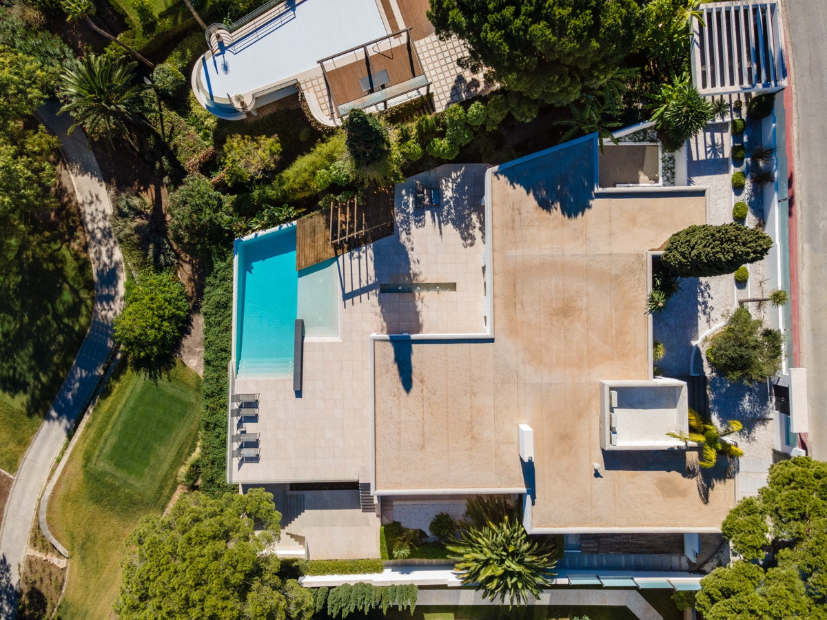 Villa de lujo en primera línea de golf situada en el corazón del Valle del Golf, Nueva Andalucía.