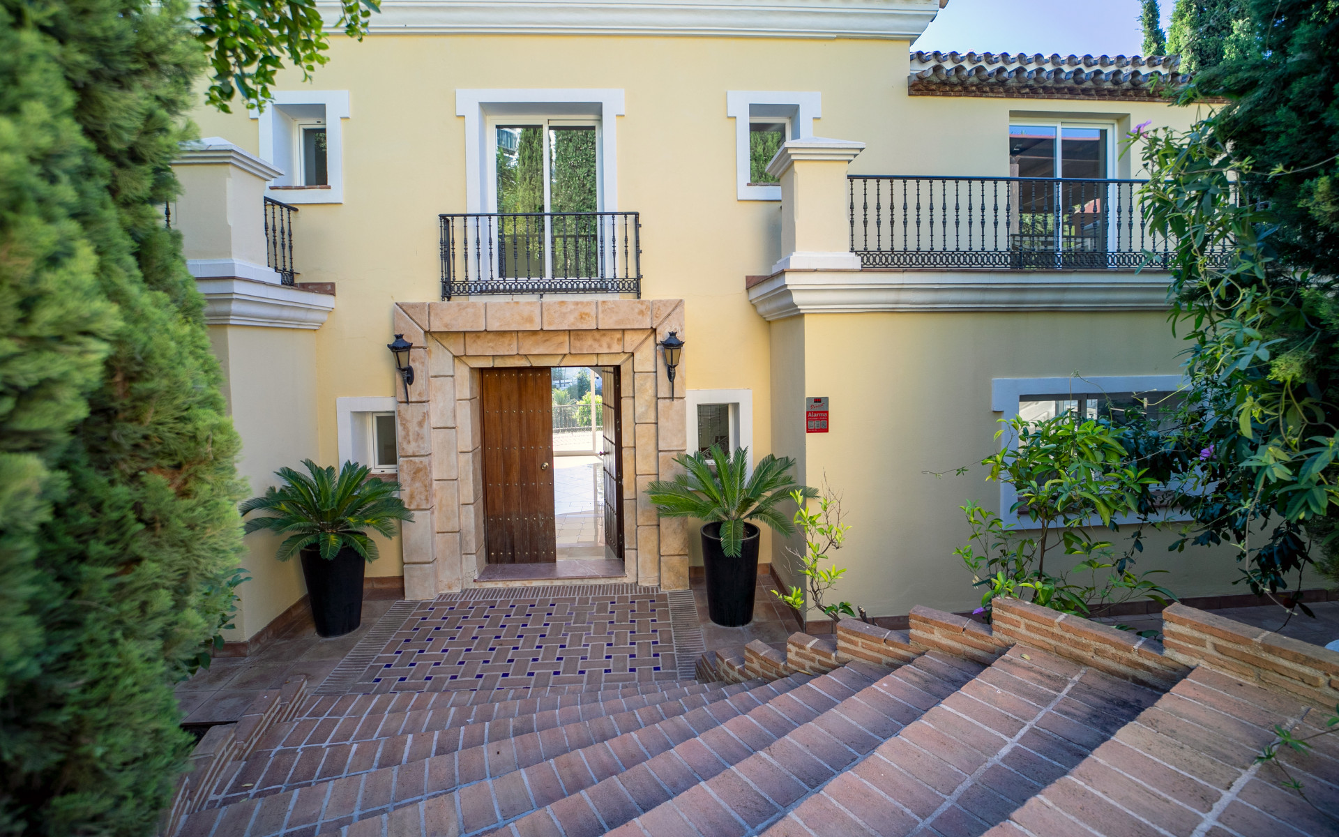 Villa clásica situada en La Quinta en la urbanización cerrada de El Herrojo Alto, Benahavís.