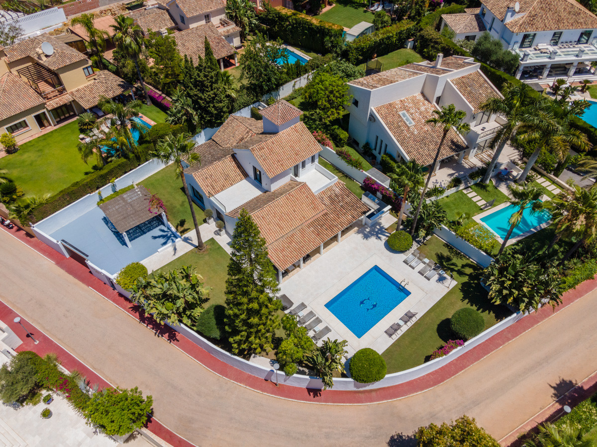 Villa Paris, a fantastic investment opportunity in the Golf Valley, Nueva Andalucía.