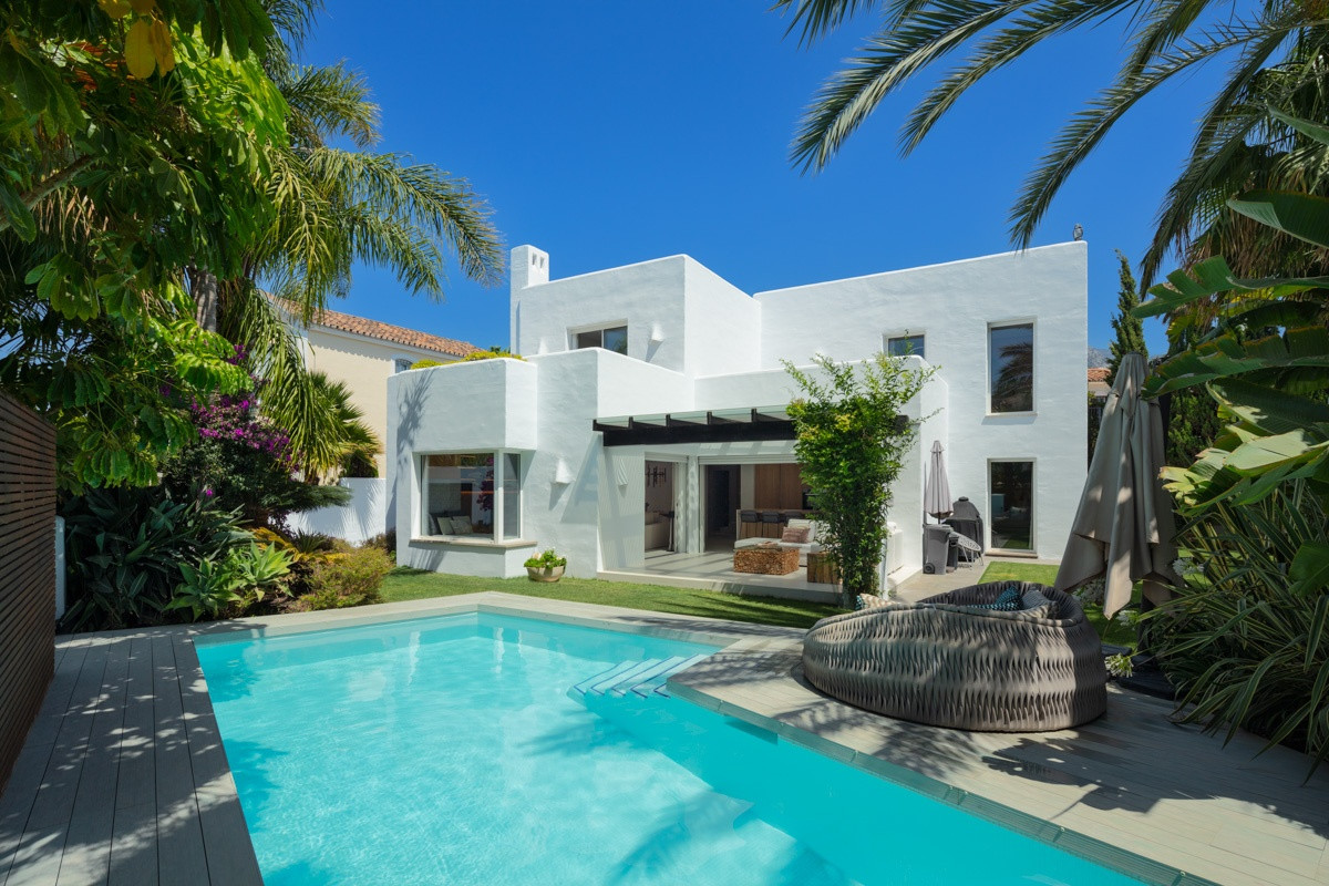 Charming villa in a prestigious urbanisation on the Golden Mile, Marbella.