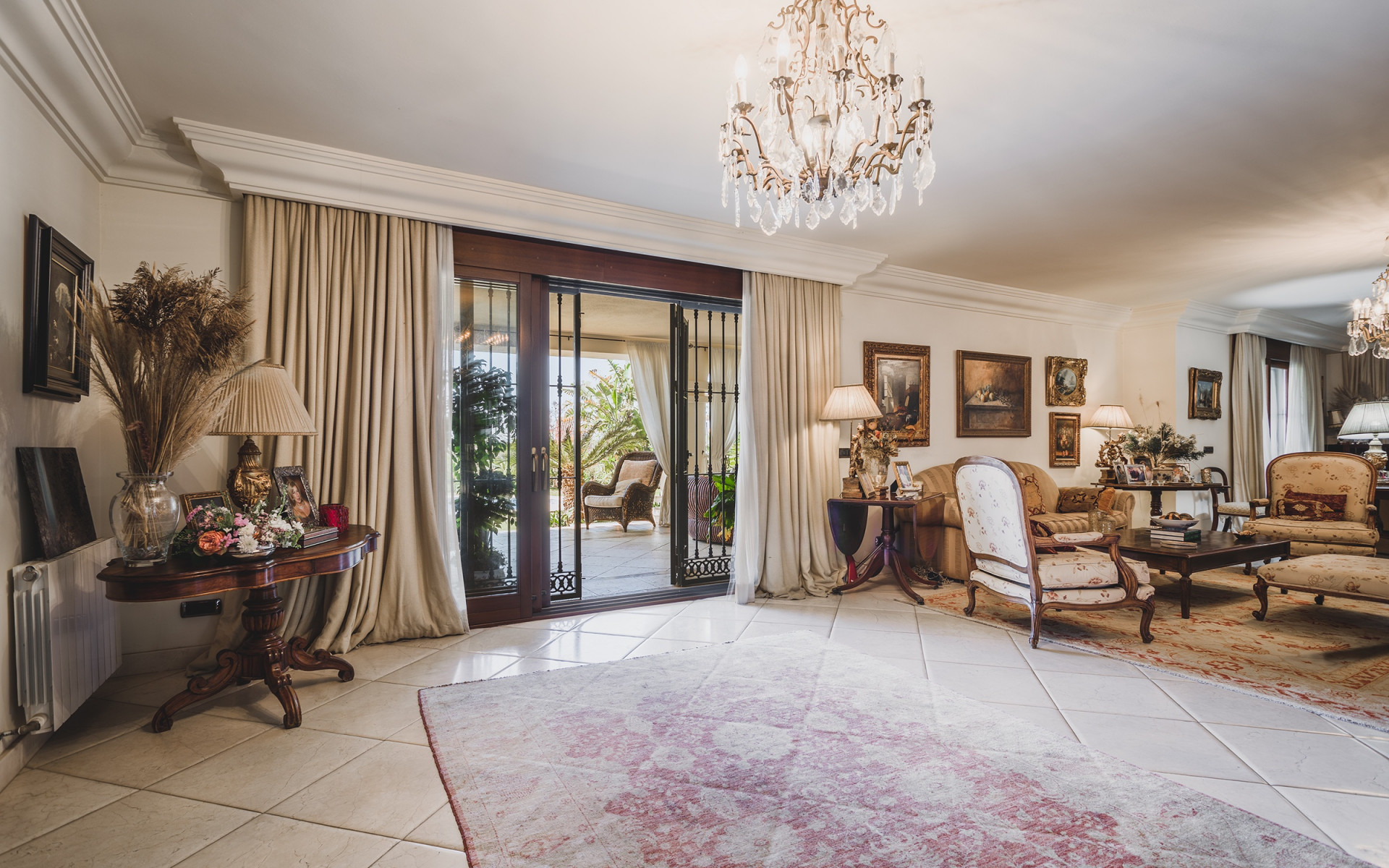 Elegant family villa with sea views near Marbella Center.