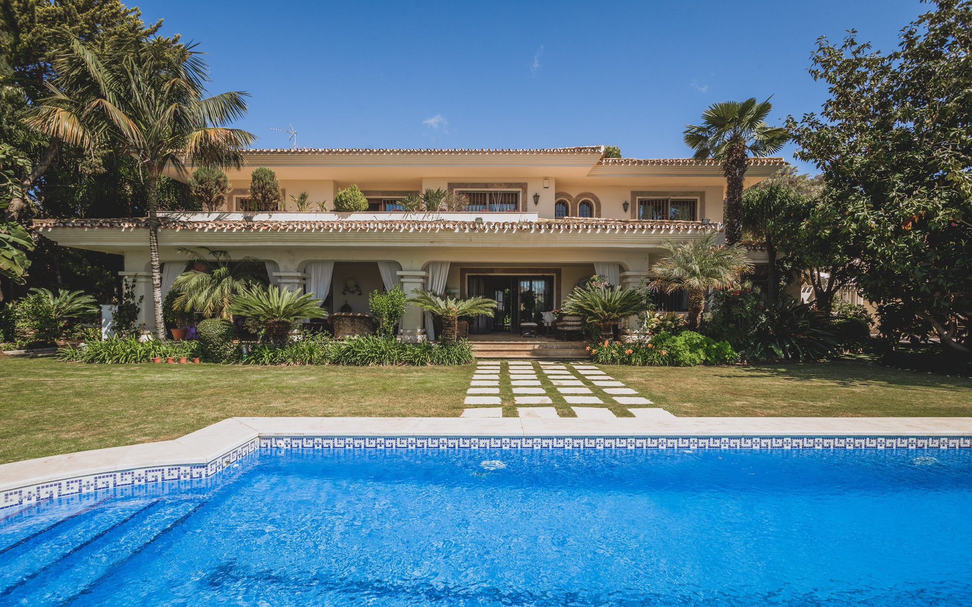 Elegant family villa with sea views near Marbella Center.