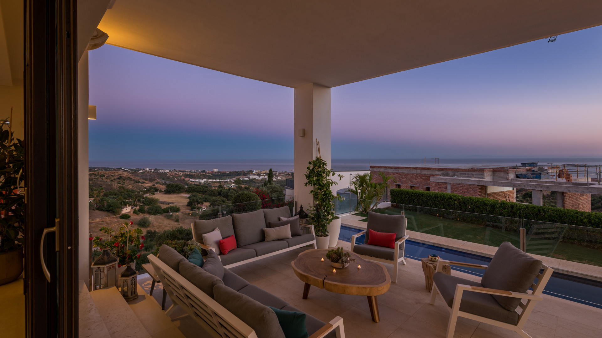 Villa moderna con vistas panorámicas al mar, amaneceres y puestas de sol espectaculares.