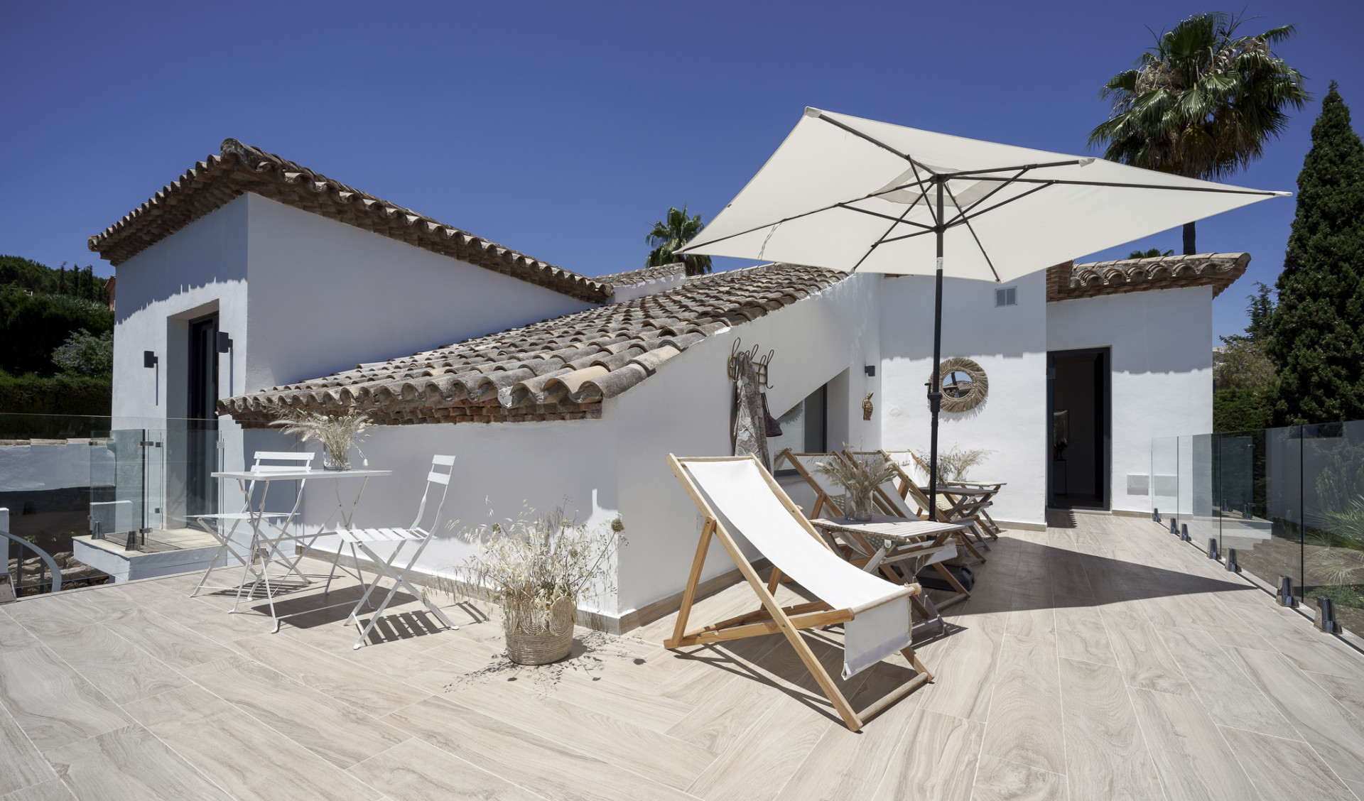 Villa Hibisco, villa contemporánea situada en una comunidad privada y segura de Nueva Andalucía.