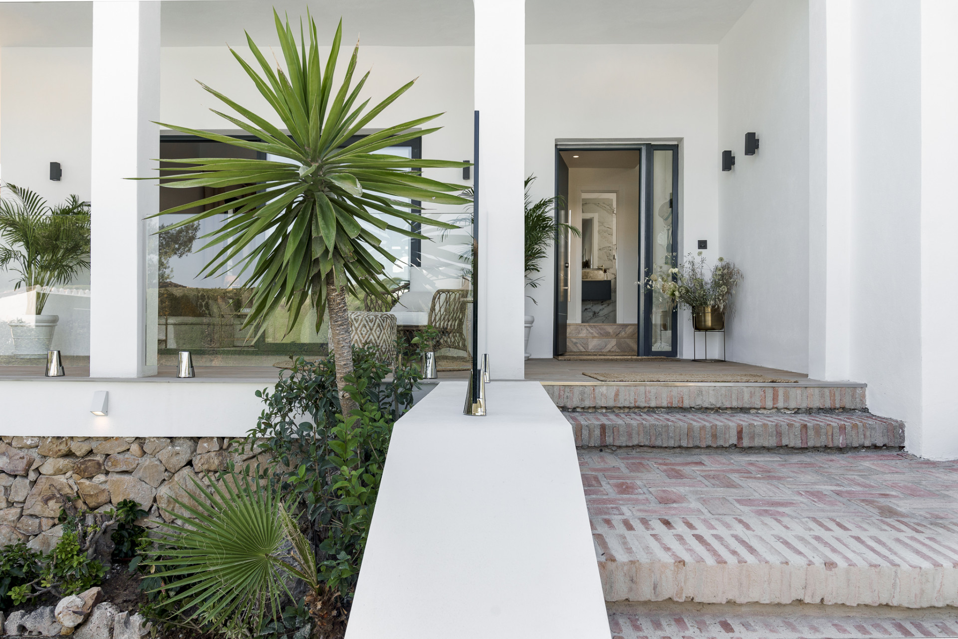 Villa Hibisco, villa contemporánea situada en una comunidad privada y segura de Nueva Andalucía.