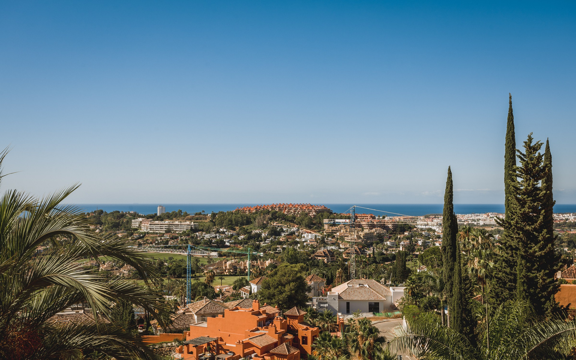 Espectacular ático dúplex con vistas increíbles al Valle del Golf y al mar Mediterráneo.