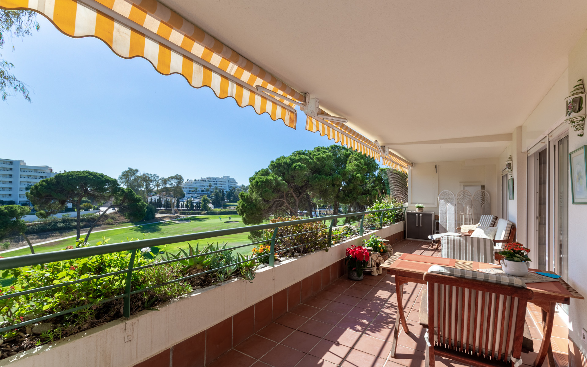 Maravilloso apartamento con 3 dormitorios en primera línea de golf en Guadalmina Alta.