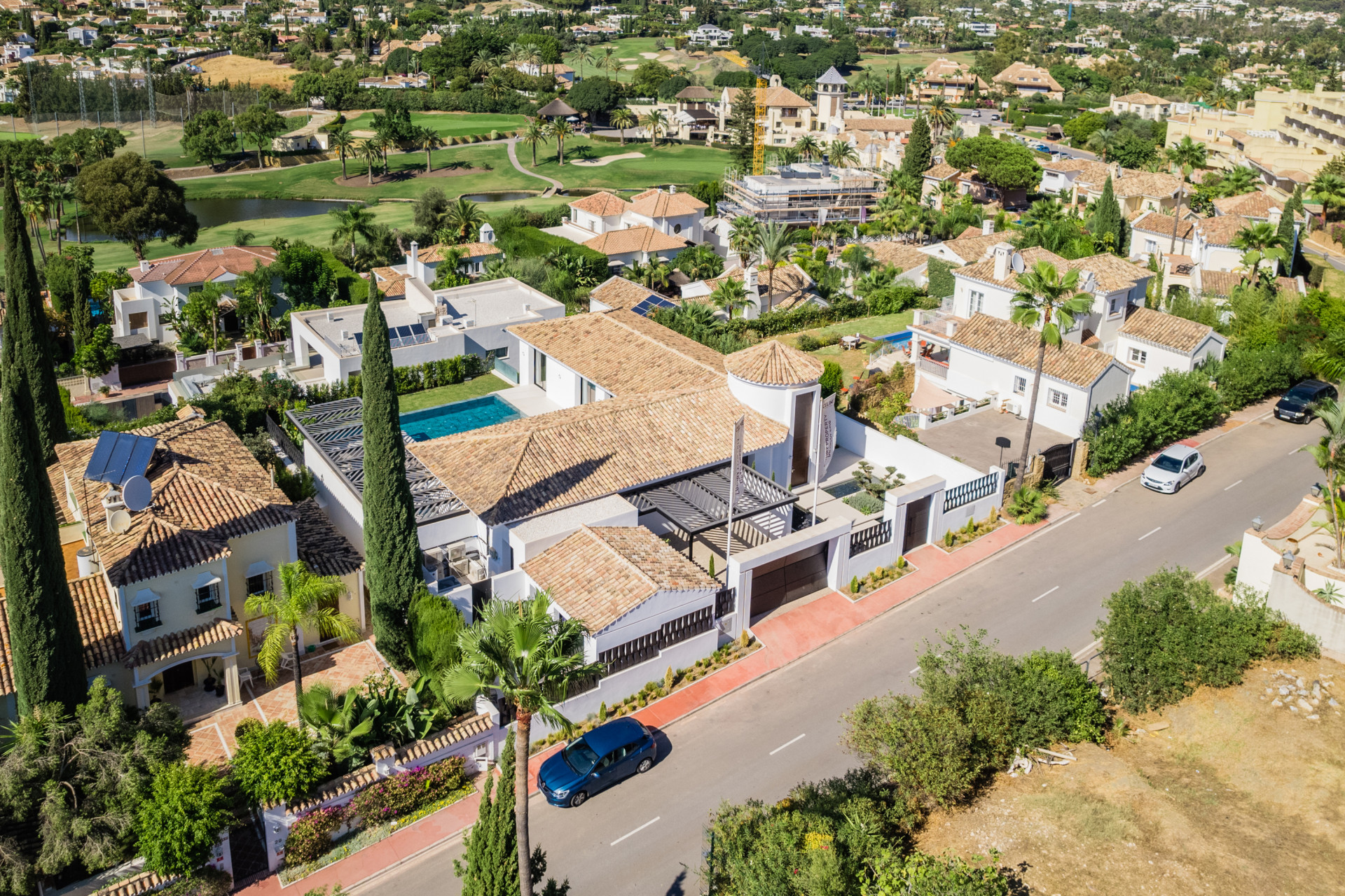 Elegante villa ubicada en la codiciada zona residencial de Los Naranjos, Nueva Andalucía.
