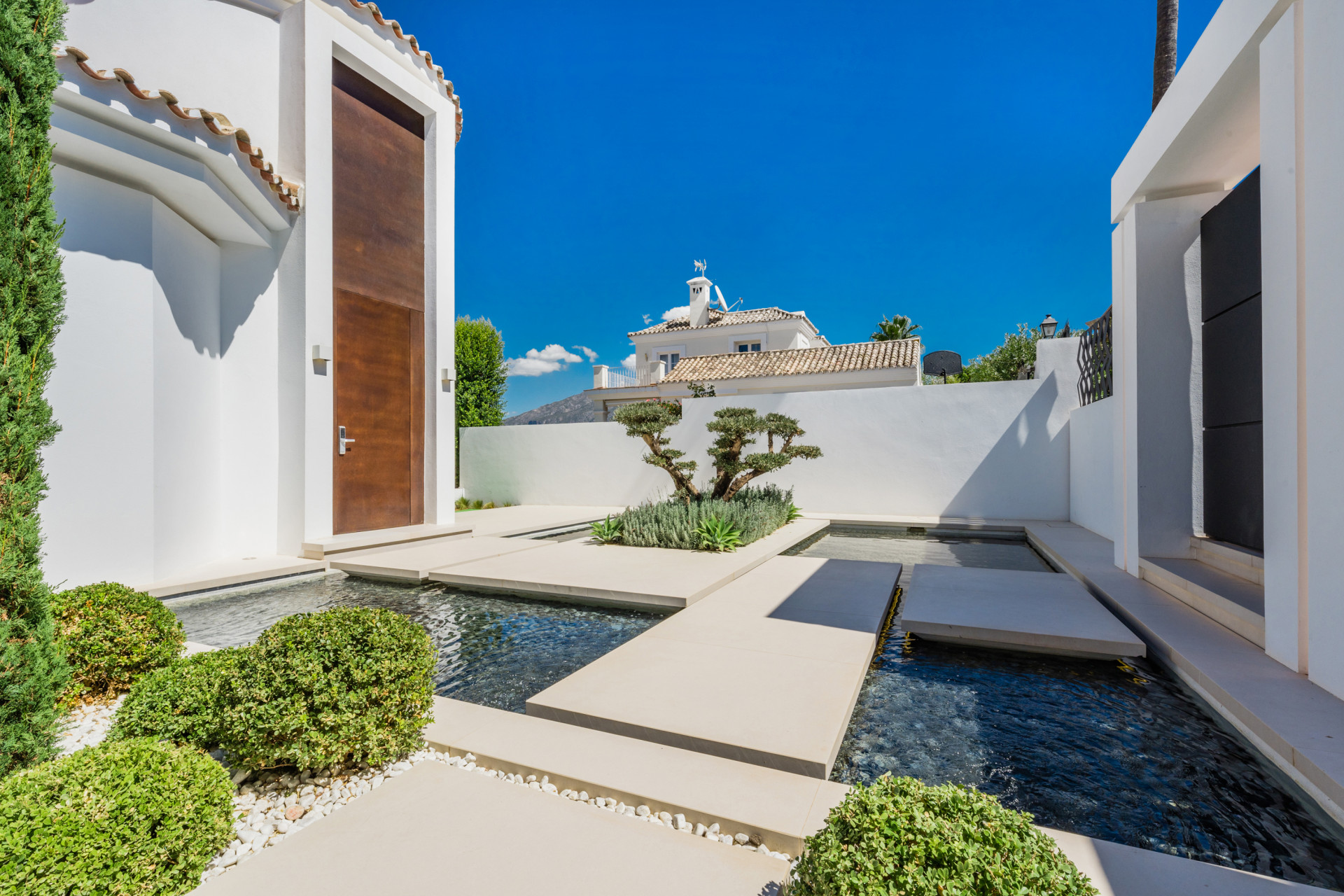 Elegant villa located in the sought after residential area of Los Naranjos, Marbella.