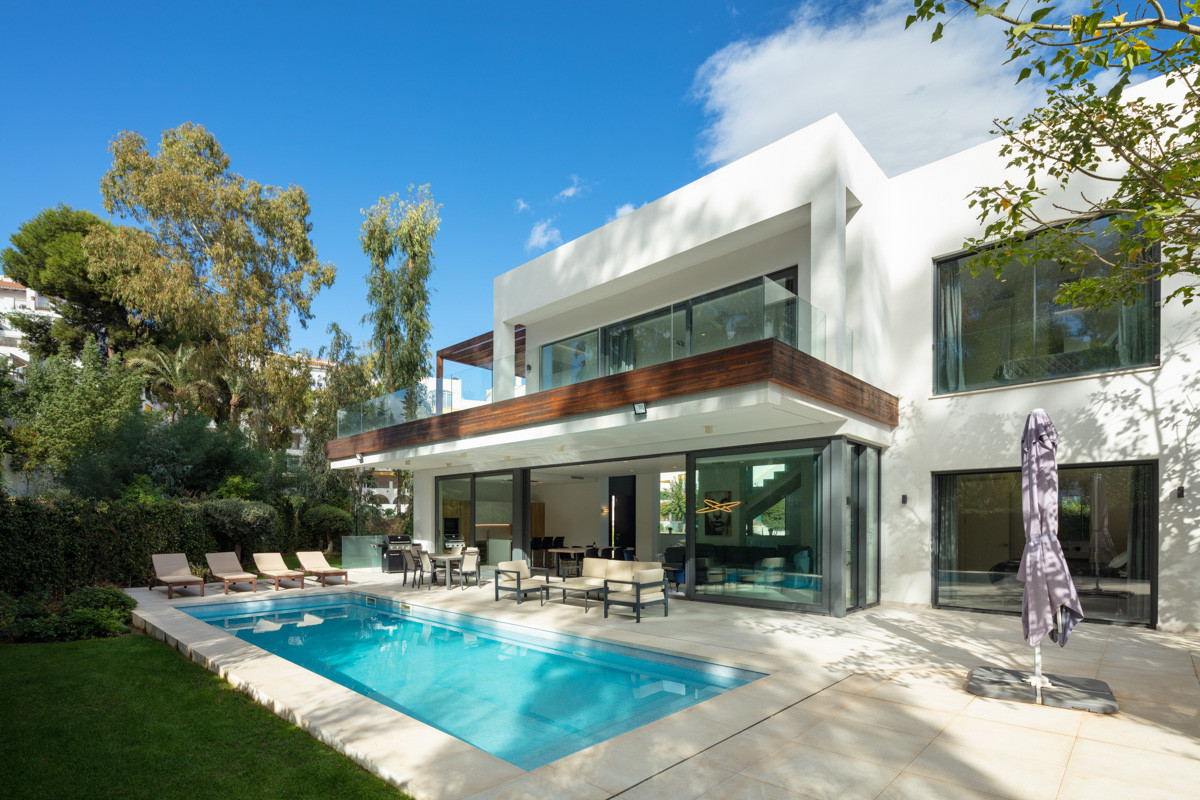 Modern villa with an excellent location in the new Golden Mile, Atalaya, Estepona.