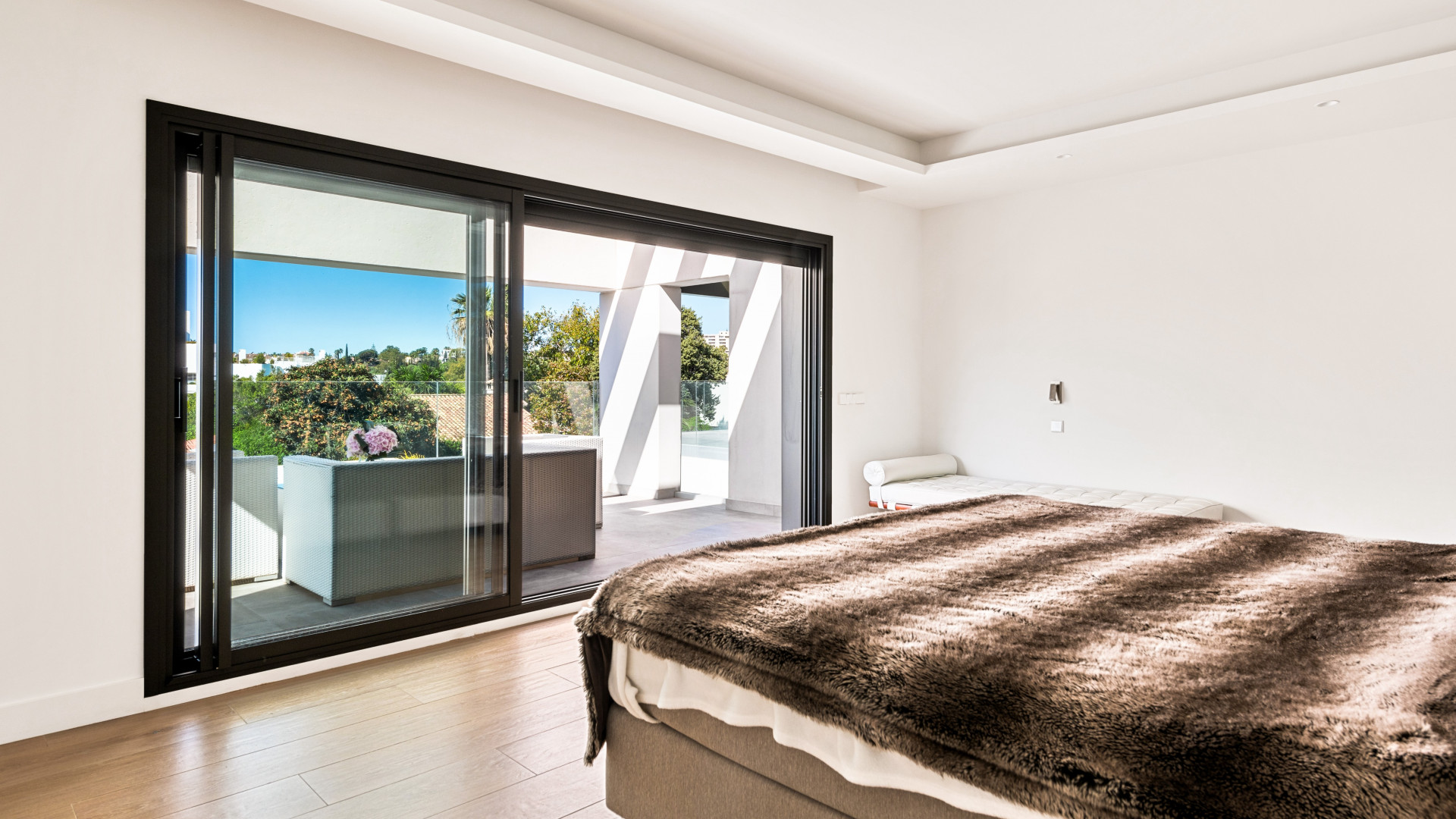 Contemporary 5 bedroom villa in Guadalmina Alta.