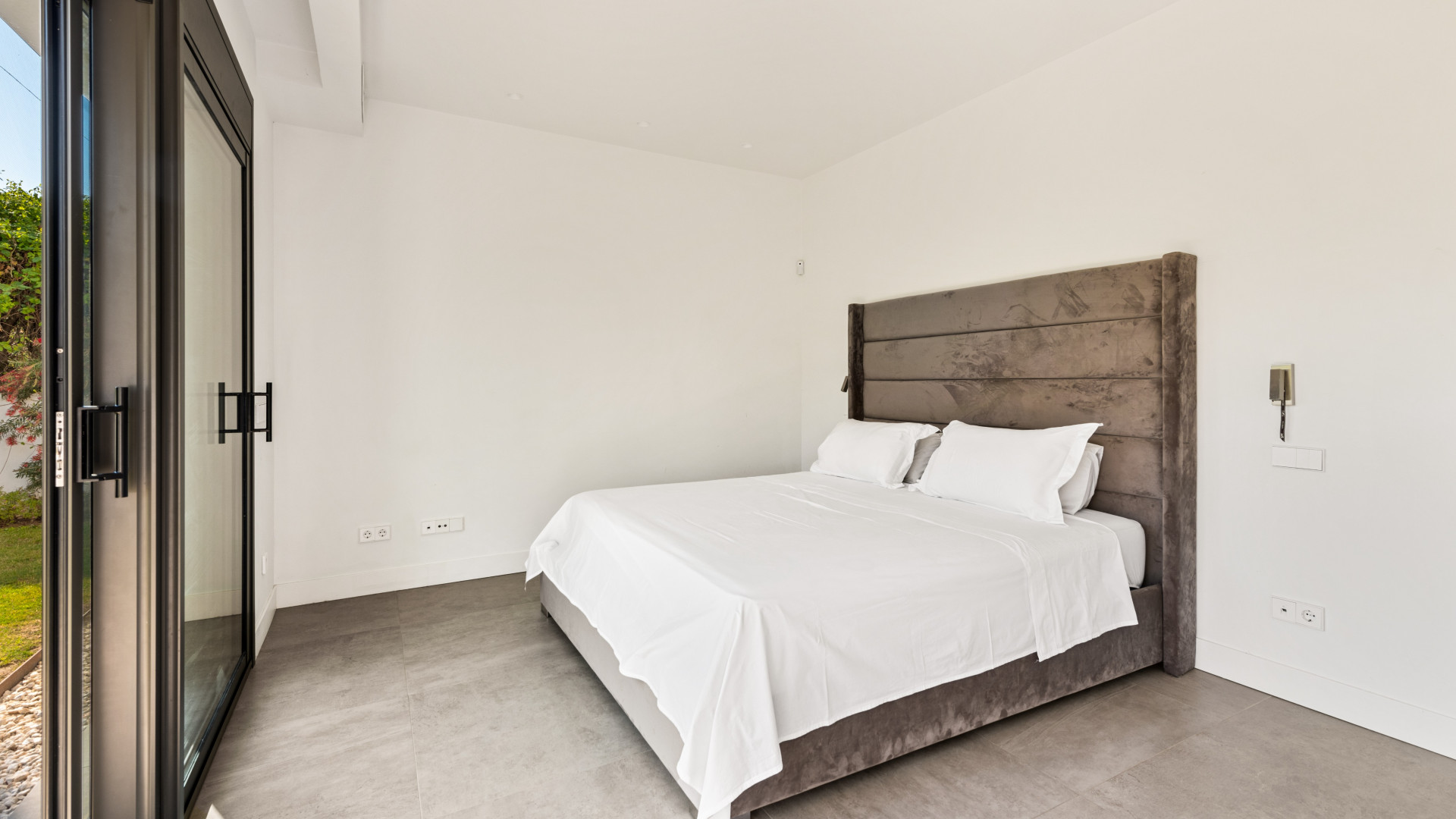 Contemporary 5 bedroom villa in Guadalmina Alta.
