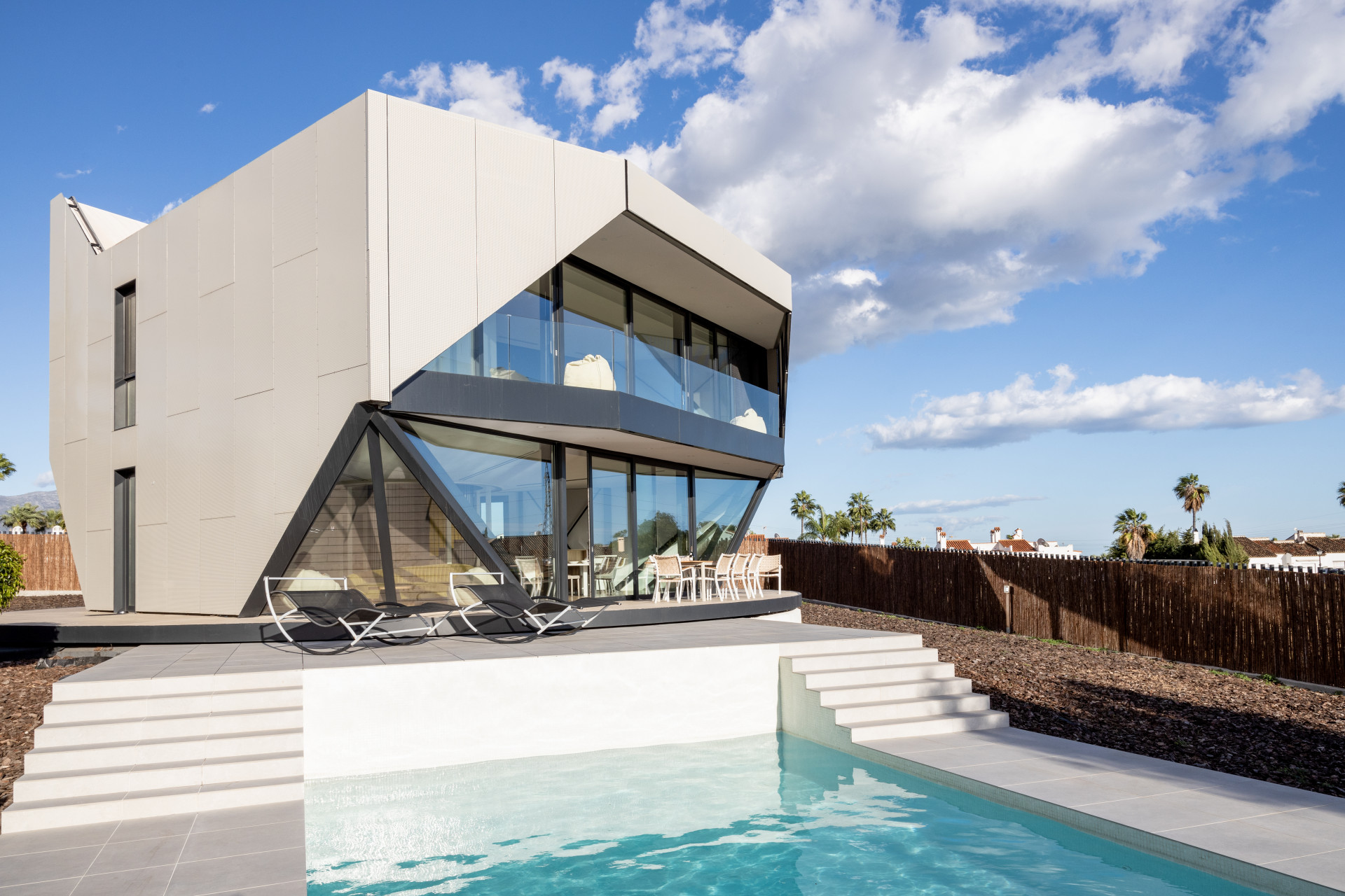 Una villa vanguardista que gira 360 grados sobre su eje en Bel Air, Estepona.