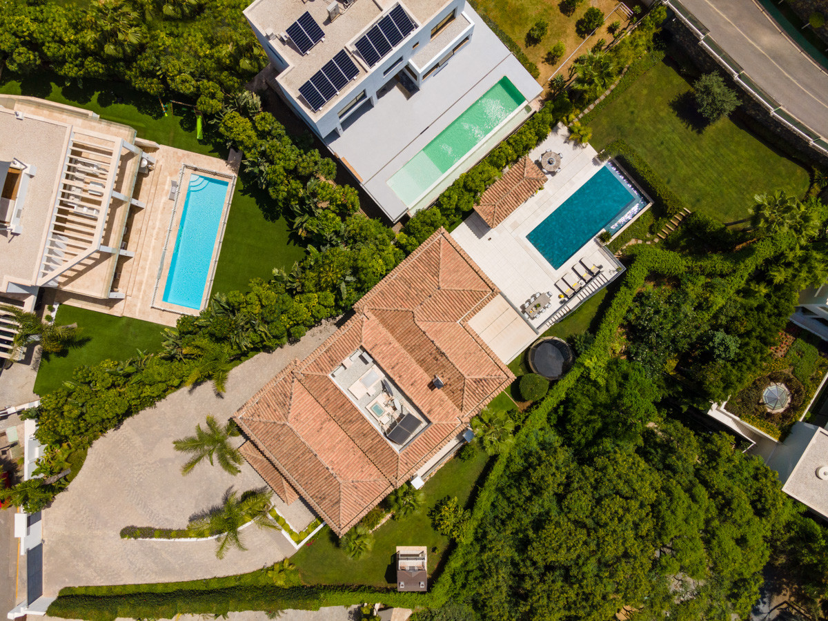 Espectacular villa de 6 dormitorios situada en el corazón de El Herrojo, Benahavís.
