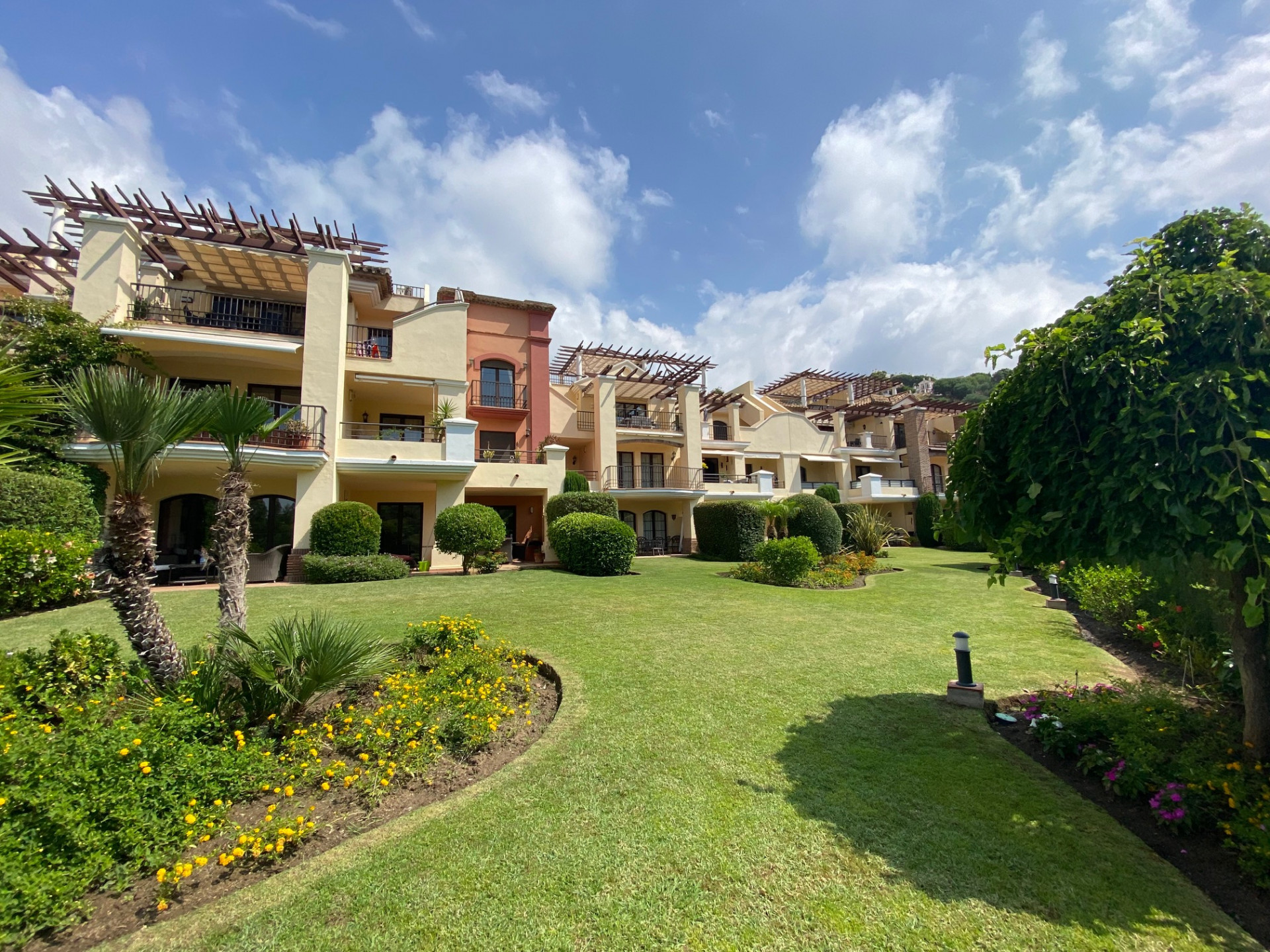 3 bedroom apartment very well located in Los Arqueros Golf.