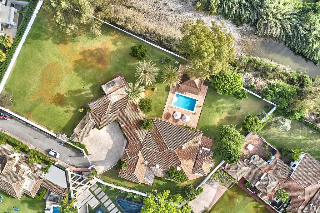 Clásica villa andaluza con fantástico terreno en urbanización con seguridad 24h y a 100 metros del mar