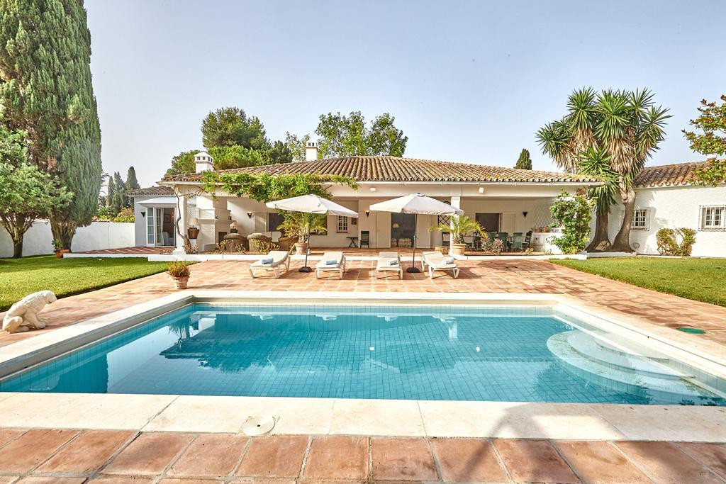 Classic Andalusian villa with fantastic plot in urbanisation with 24h security and 100 meters from the sea.