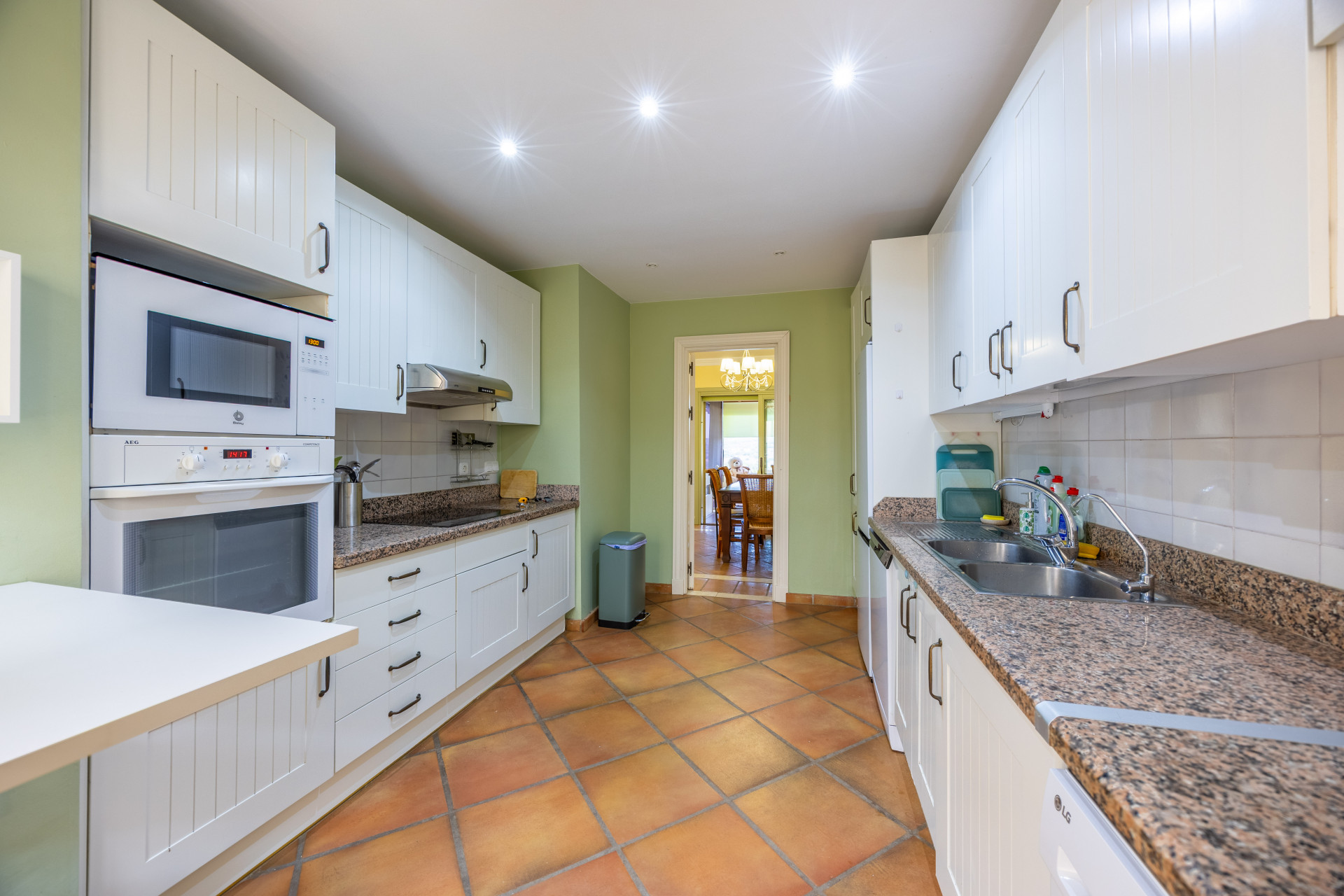 Exclusiva casa pareada de 4 habitaciones en primera línea de golf en Sotogrande – con jardín privado