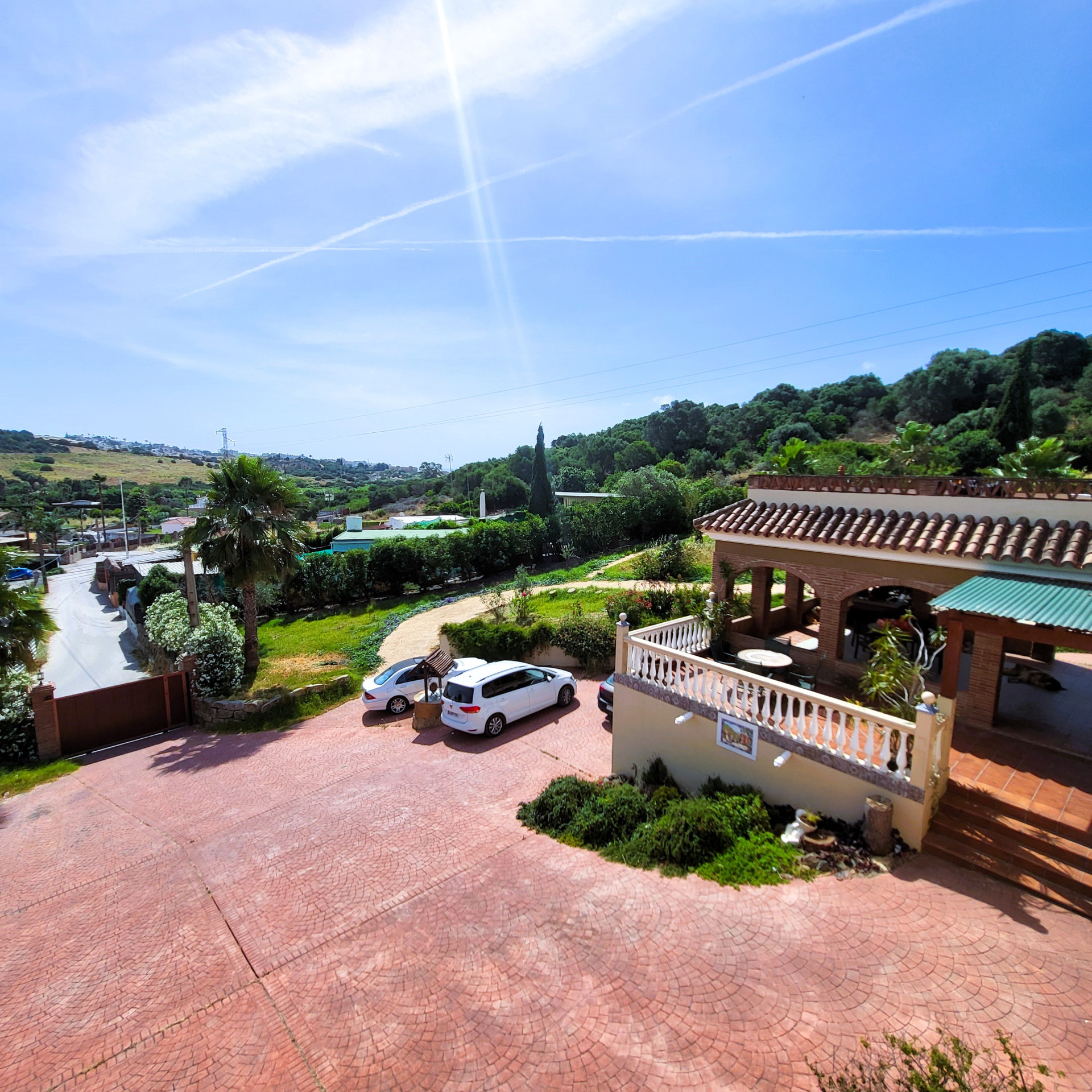 Villa with two separate flats, a large plot and a private swimming pool in Valle Romano, Estepona West — photo 2