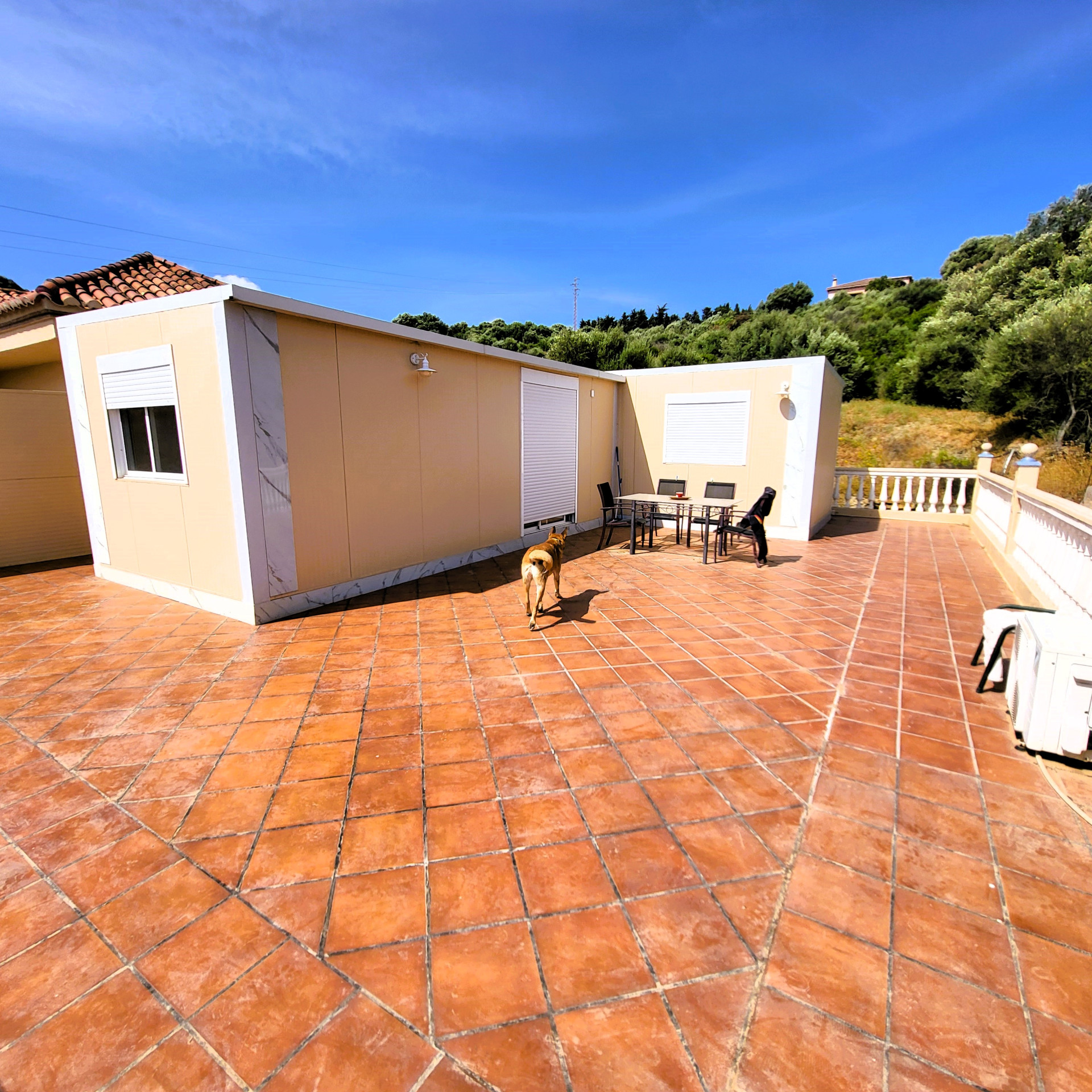 Villa with two separate flats, a large plot and a private swimming pool in Valle Romano, Estepona West — photo 12