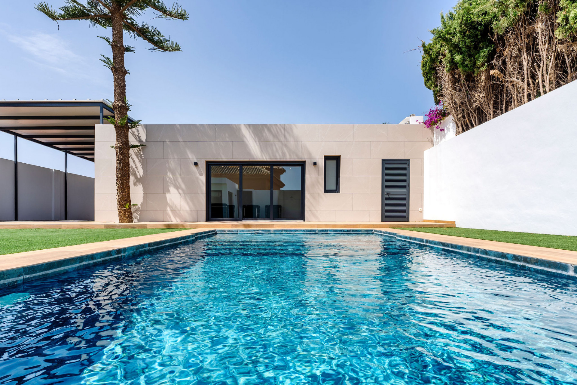 Impresionante Villa de 4 dormitorios con piscina privada en Primera Urbanización!