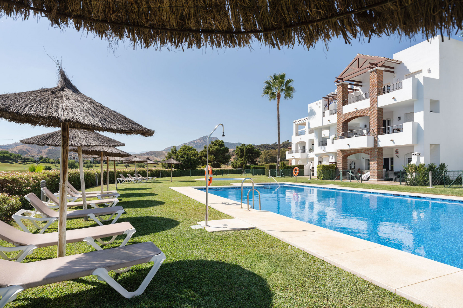 Bienvenido a este impresionante y totalmente renovado ático con vistas panorámicas sobre Higueral Golf, las montañas y el mar!