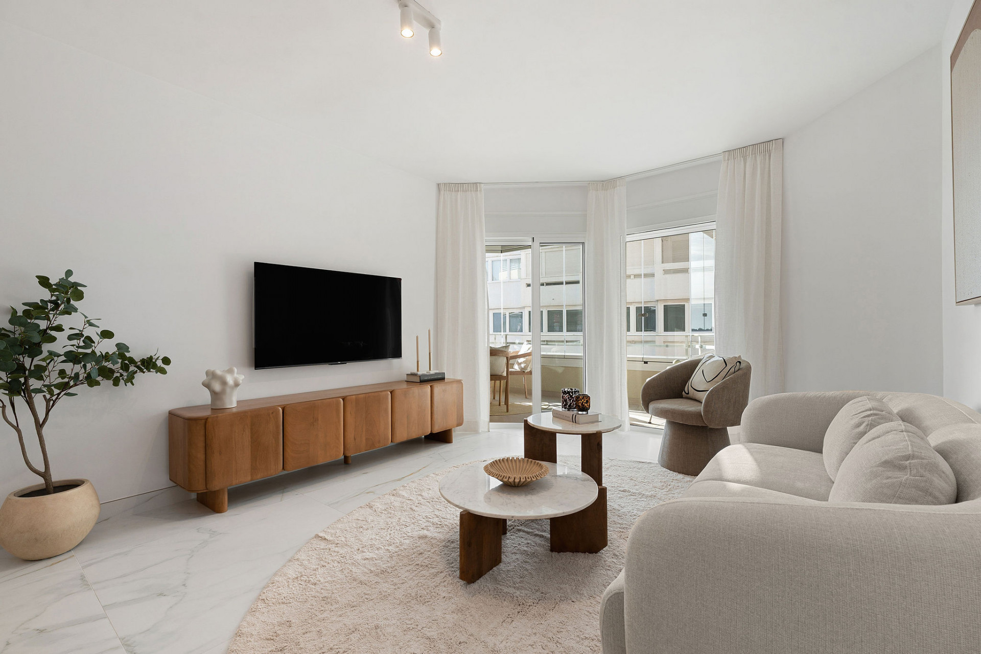 Bienvenido a este elegante apartamento en primera línea de playa complejo en Marbella Centro!