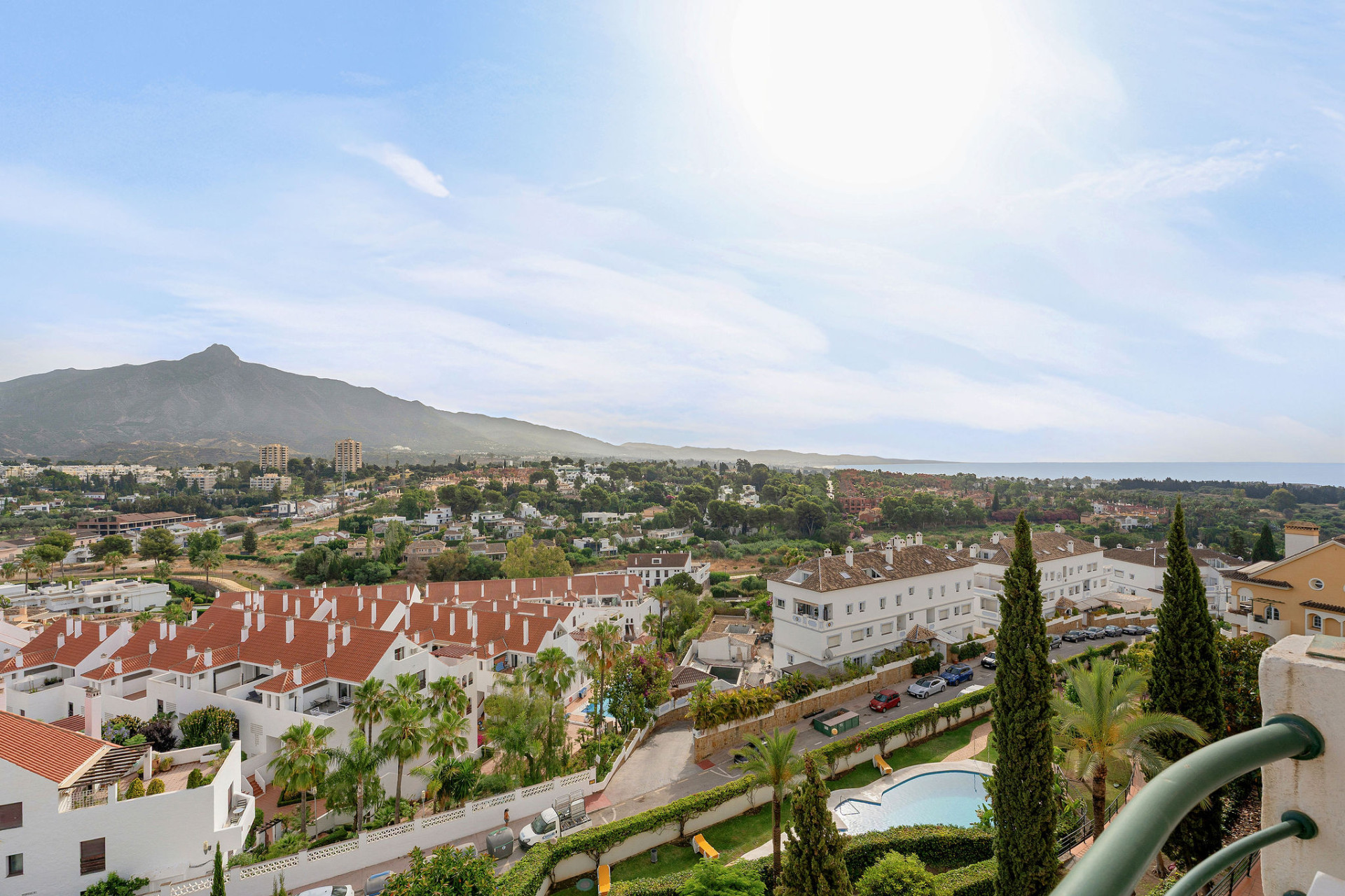 Welcome to this bright apartment in amazing location with panoramic views! — photo 9