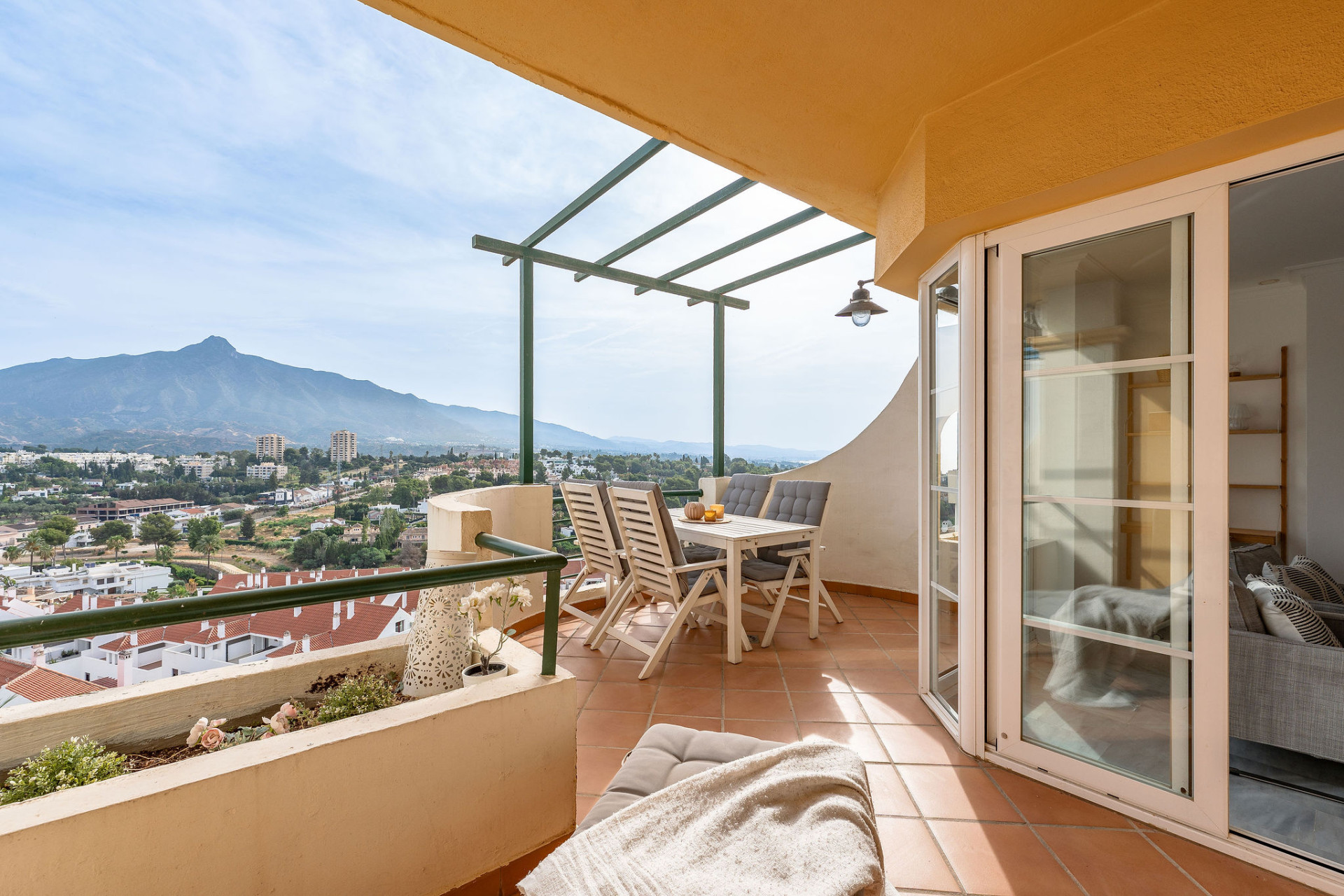 Welcome to this bright apartment in amazing location with panoramic views! — photo 7