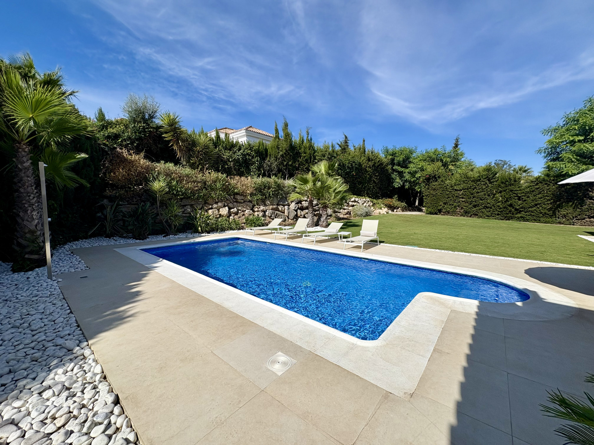 Villa Renovada en Venta en la Codiciada Zona B de Sotogrande Costa