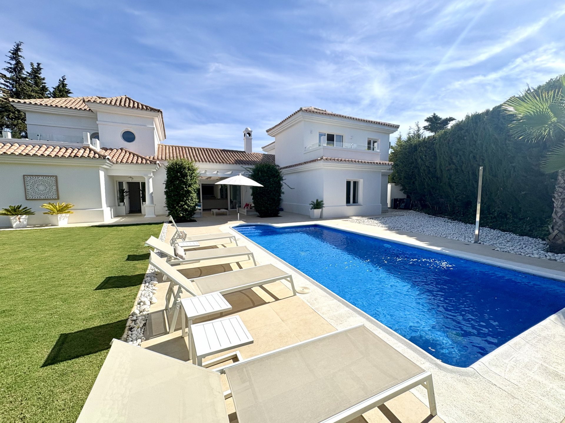 Villa Renovada en Venta en la Codiciada Zona B de Sotogrande Costa