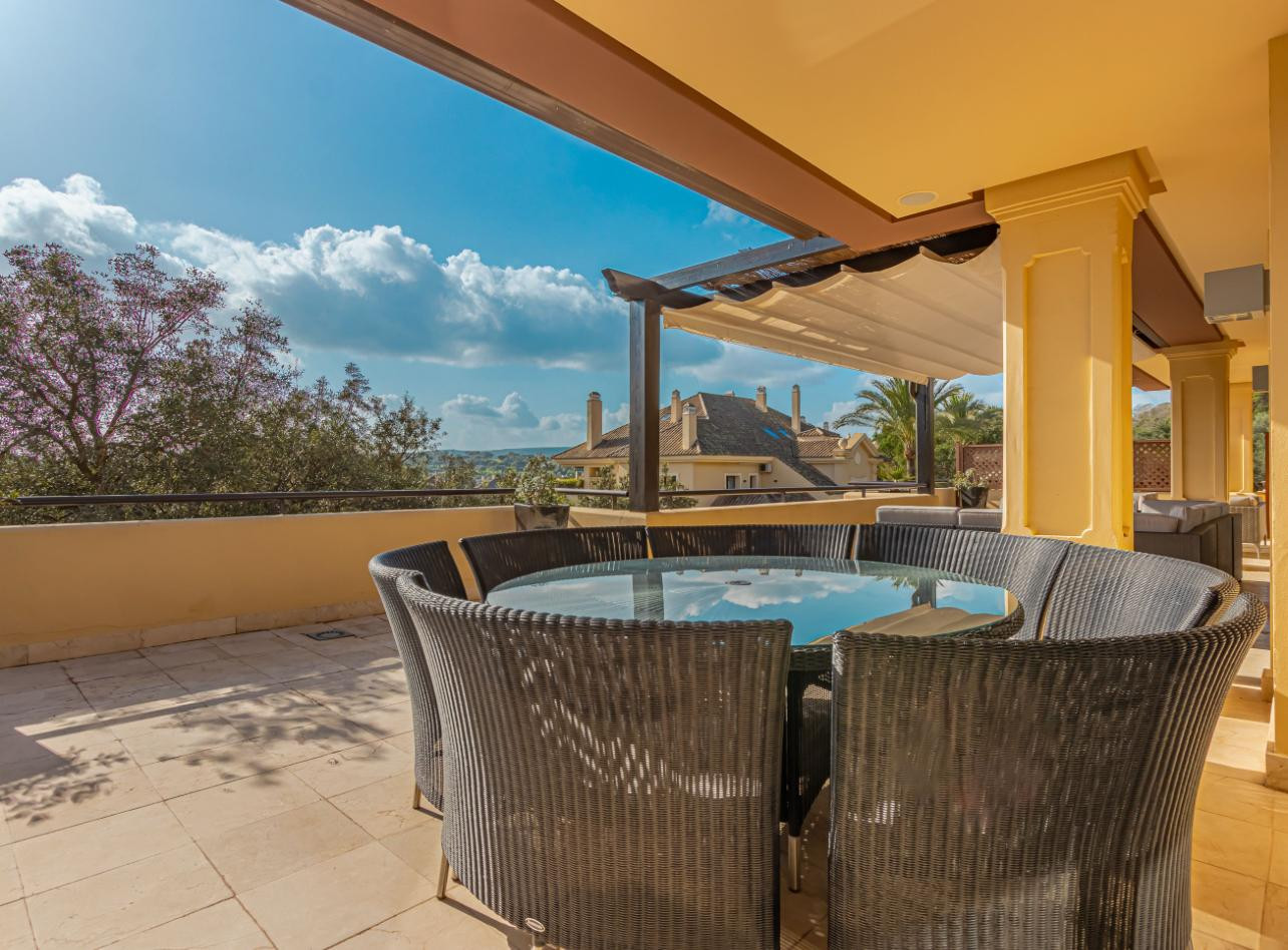 Amplio ático de cuatro dormitorios en venta en la urbanización Valgrande, Sotogrande